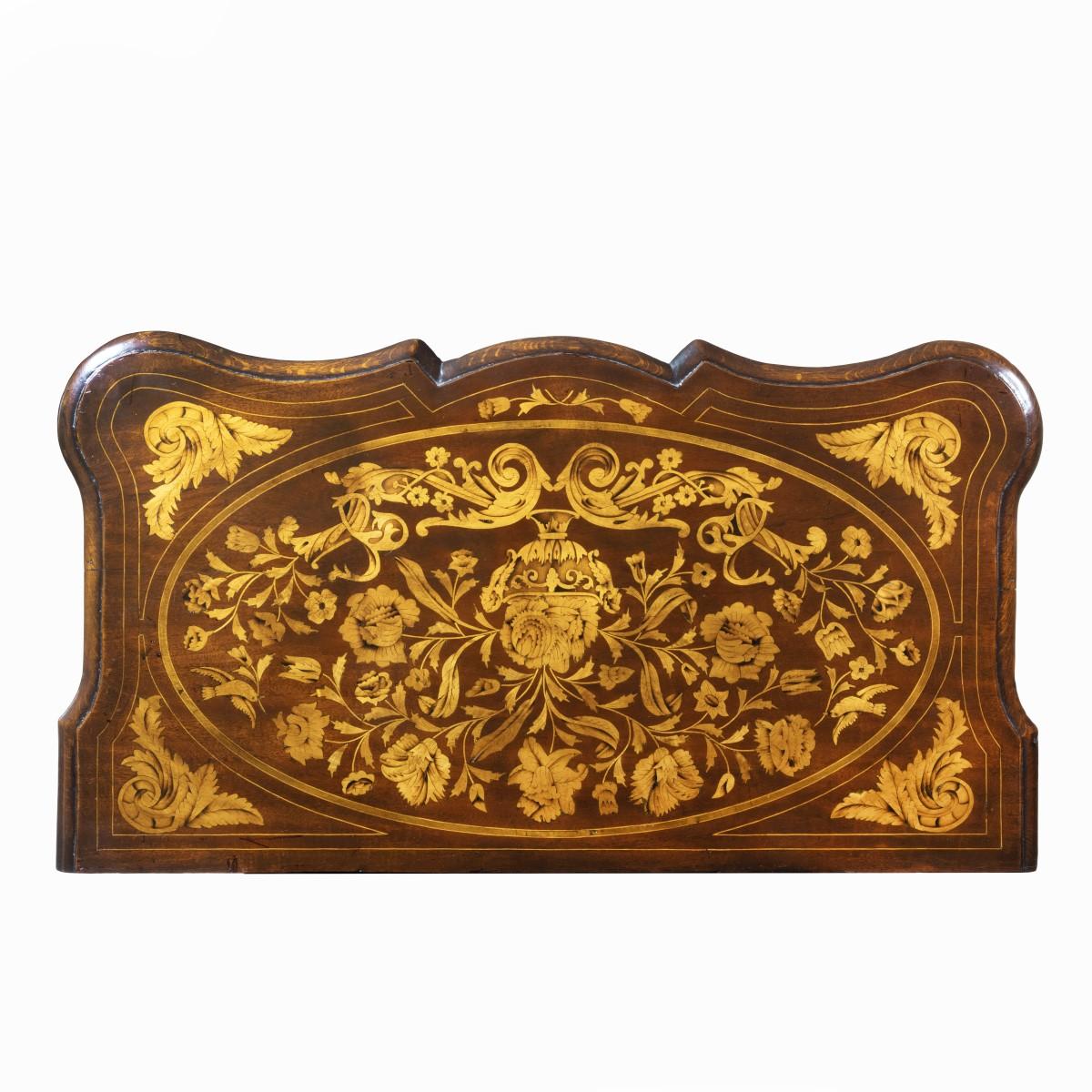 Mogano Commodo olandese d'epoca in mogano a quattro cassetti con intarsio a bombe, 1800 in vendita