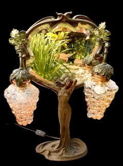 Miroir de courtoisie d'époque, de style Art Nouveau, à éclairage figuratif et biseauté