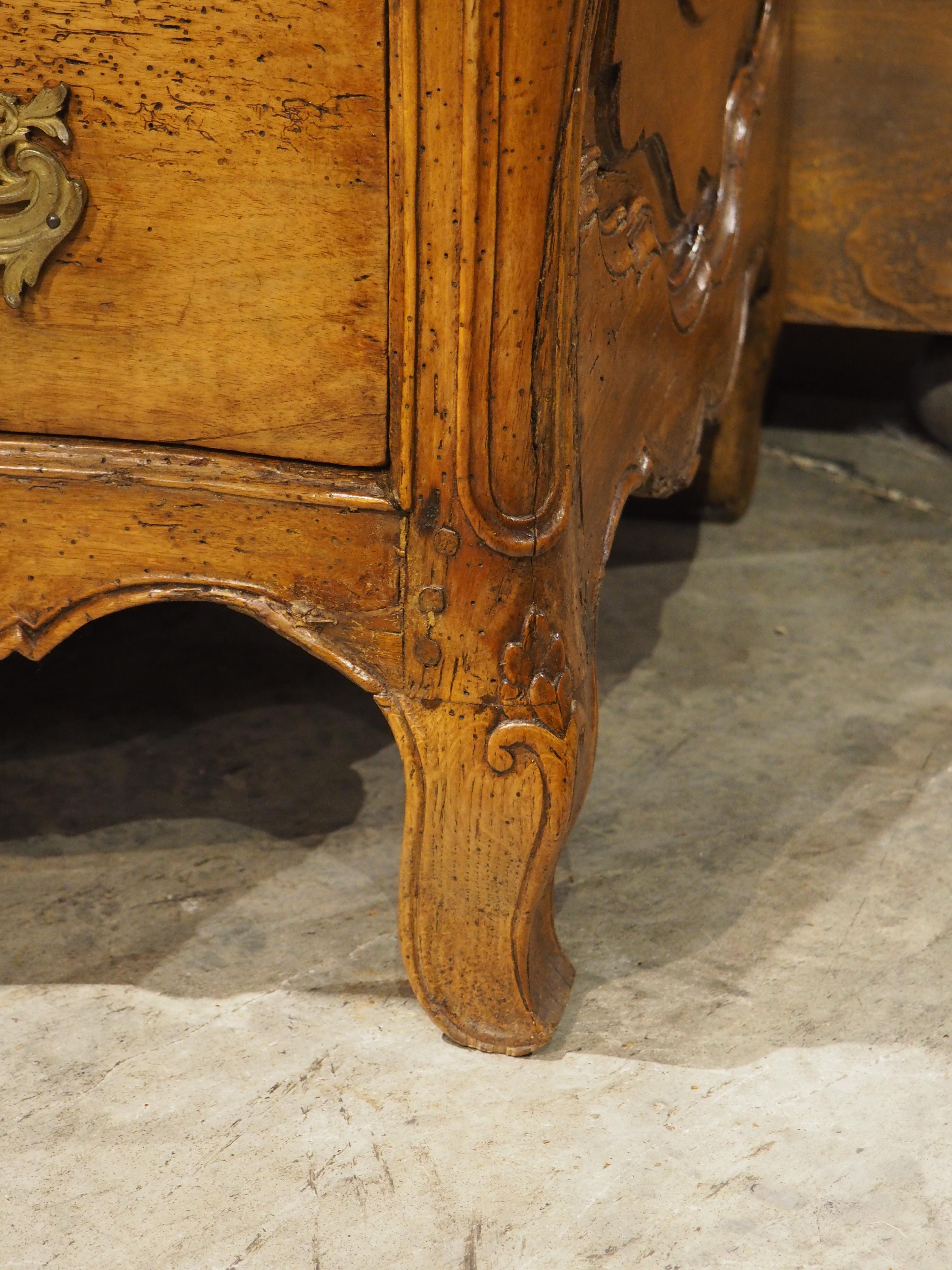Commode Galbé in noce biondo d'epoca Luigi XV, circa 1750 in vendita 3