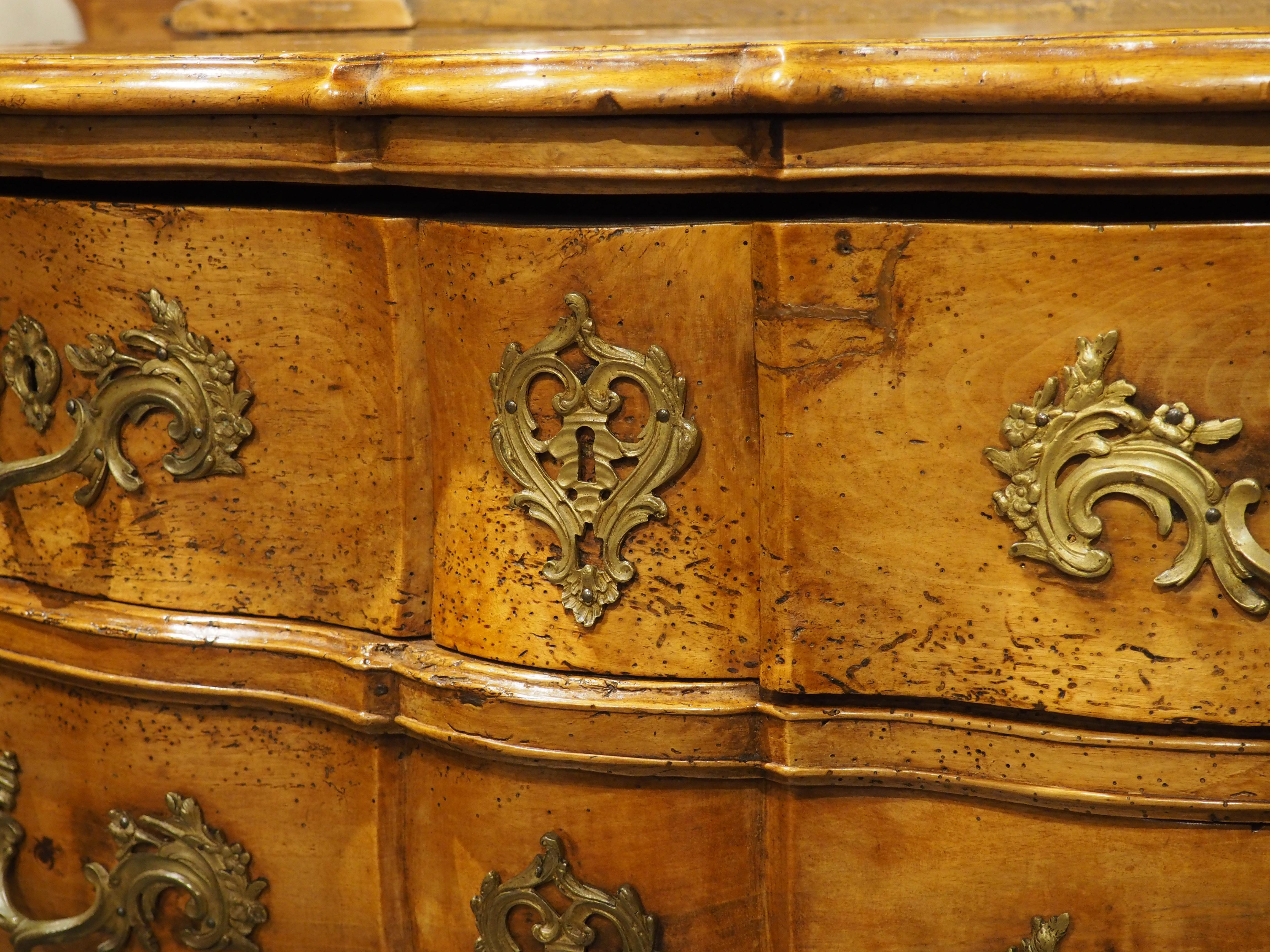Commode Galbé in noce biondo d'epoca Luigi XV, circa 1750 in vendita 4