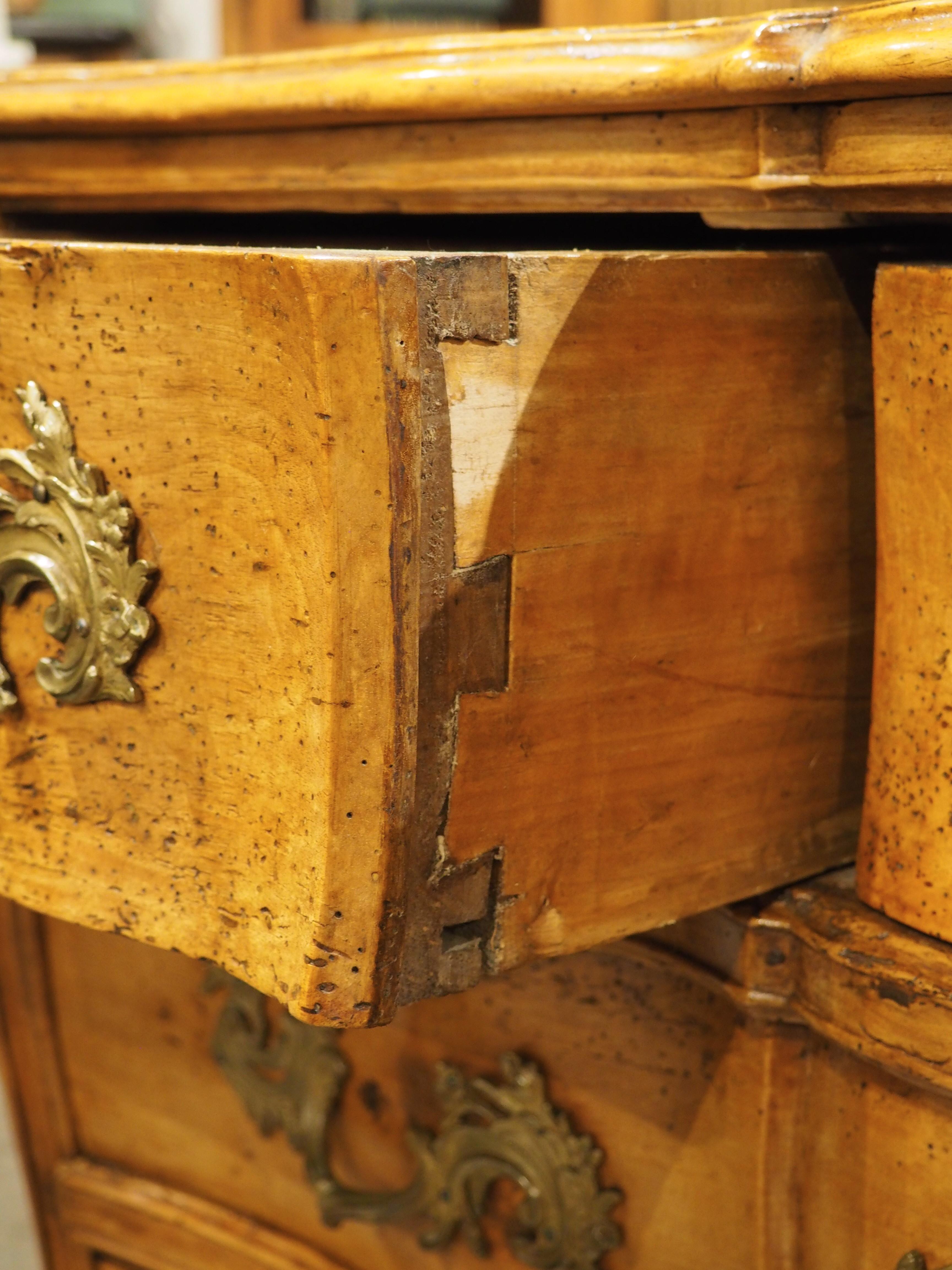 Commode Galbé in noce biondo d'epoca Luigi XV, circa 1750 in vendita 5
