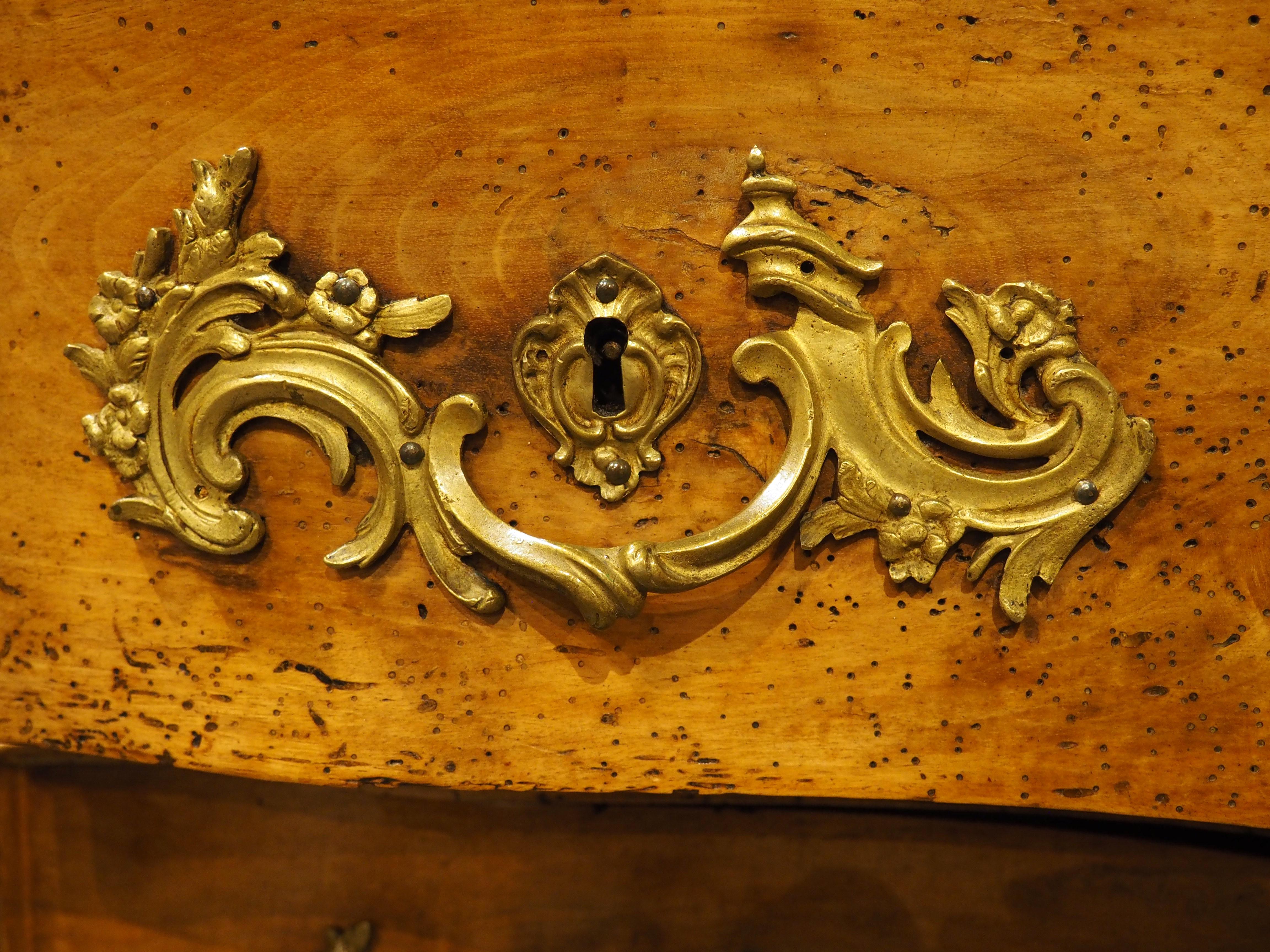Commode Galbé in noce biondo d'epoca Luigi XV, circa 1750 in vendita 6