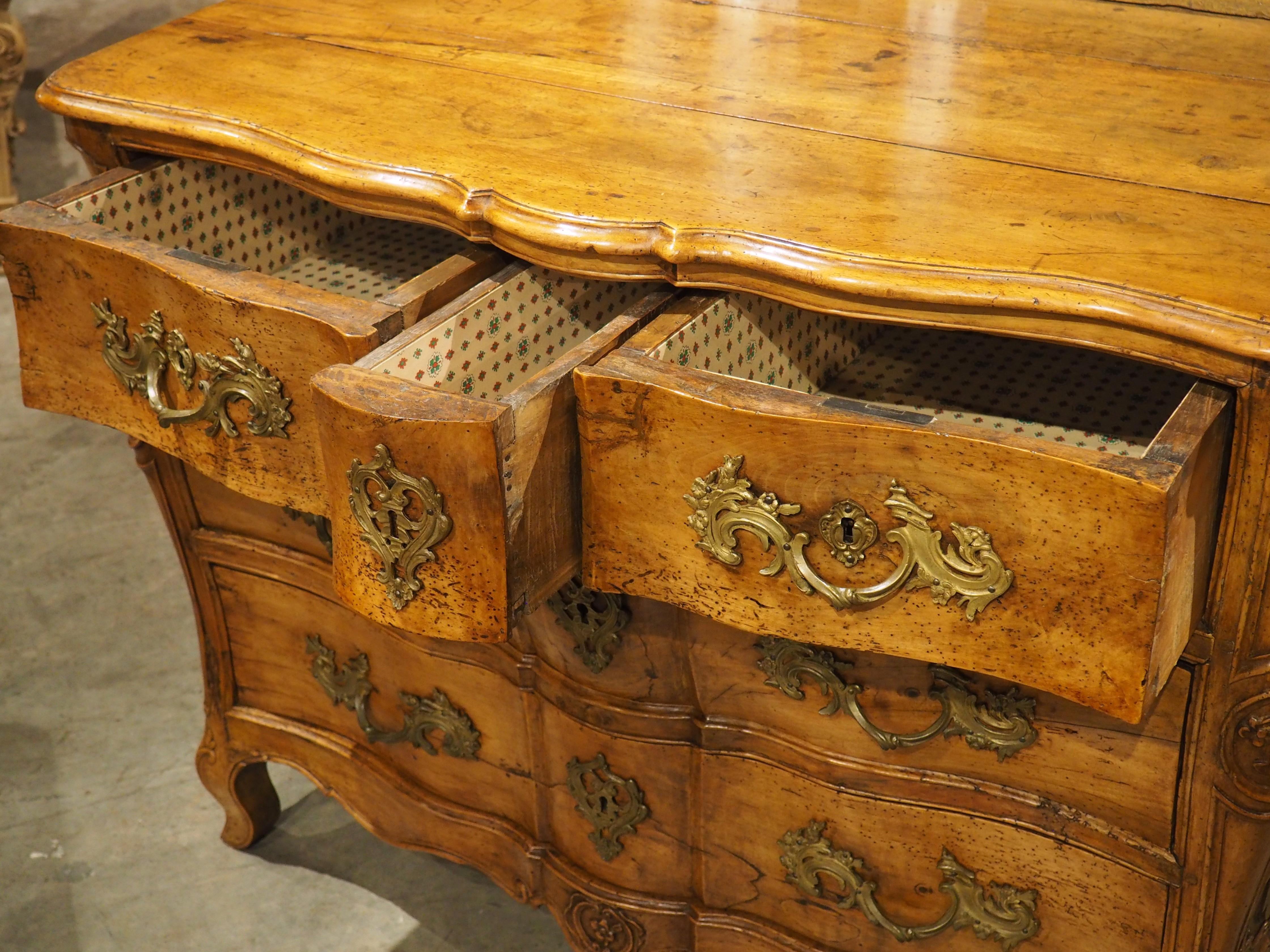 Commode Galbé in noce biondo d'epoca Luigi XV, circa 1750 in vendita 7