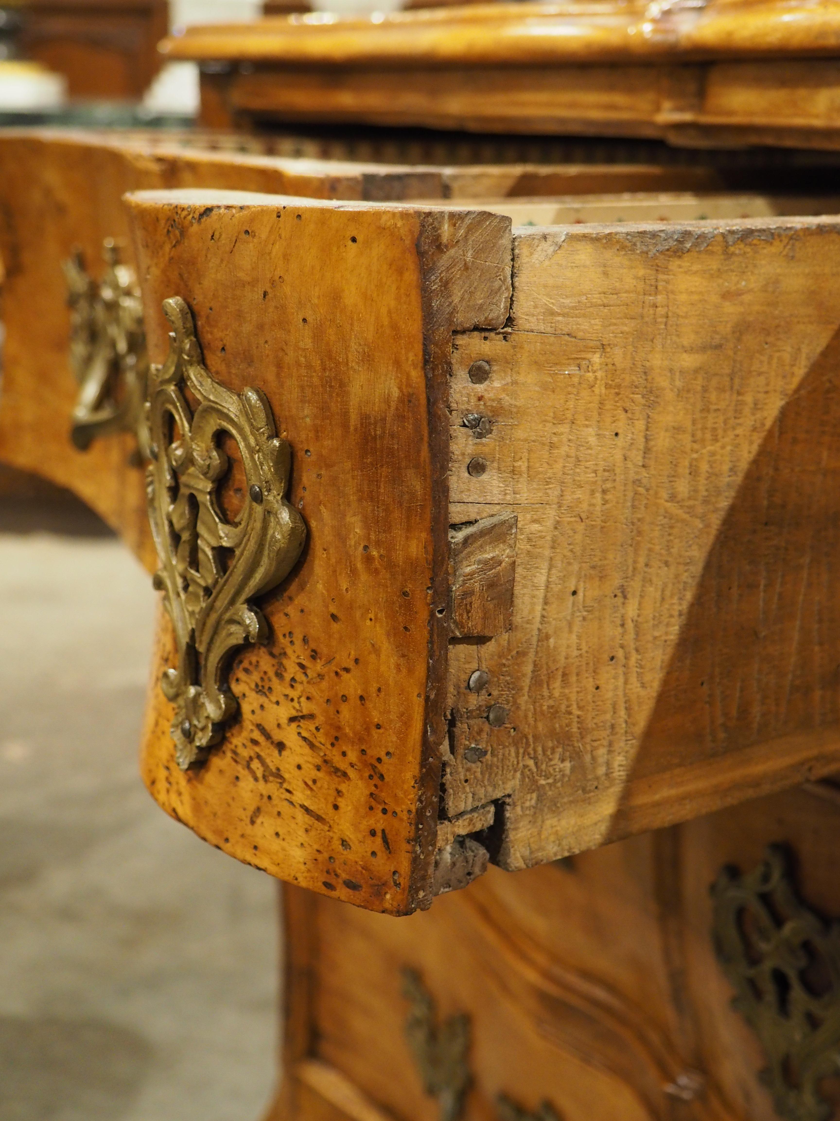 Commode Galbé in noce biondo d'epoca Luigi XV, circa 1750 in vendita 8