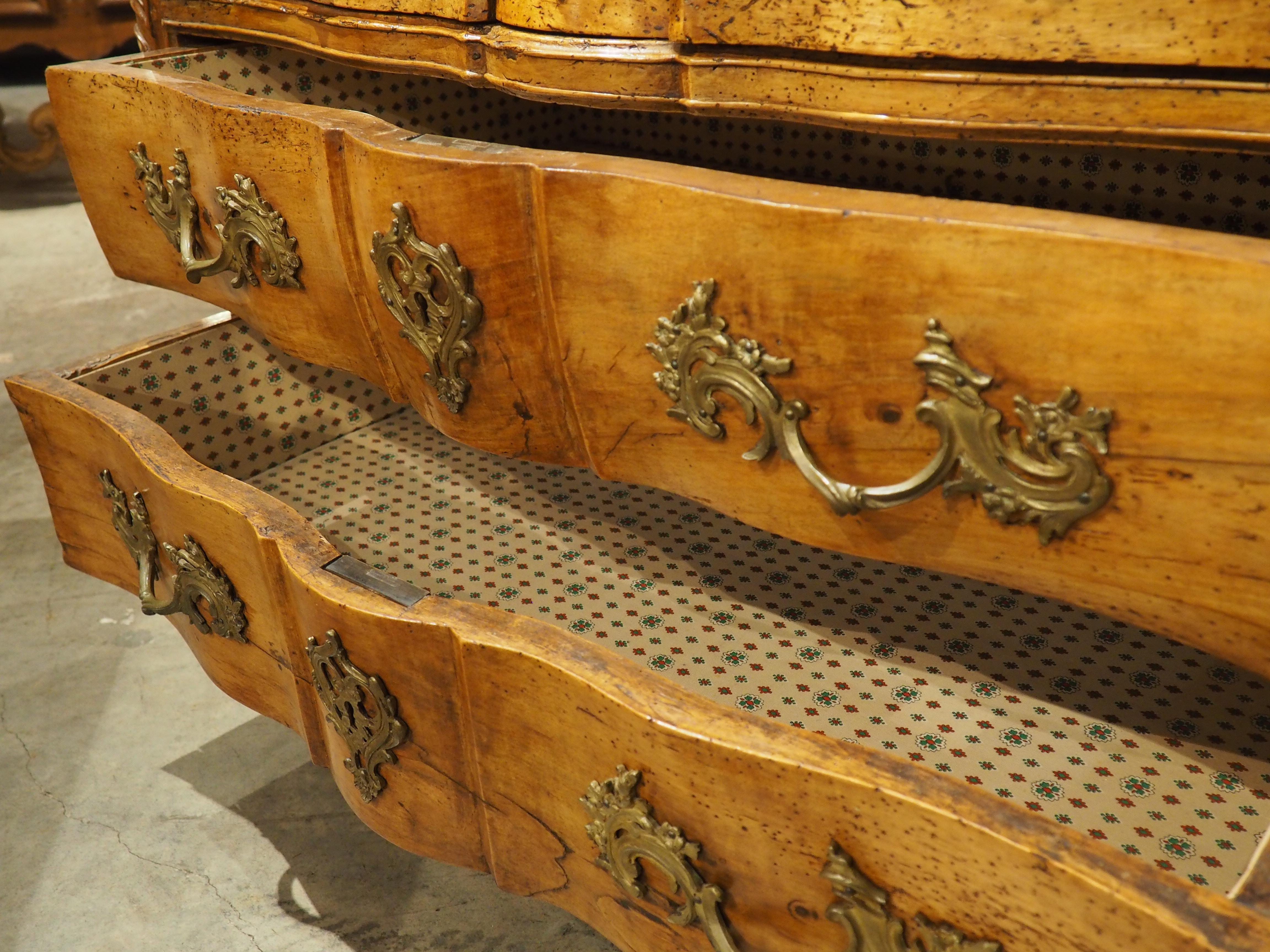 Commode Galbé in noce biondo d'epoca Luigi XV, circa 1750 in vendita 9