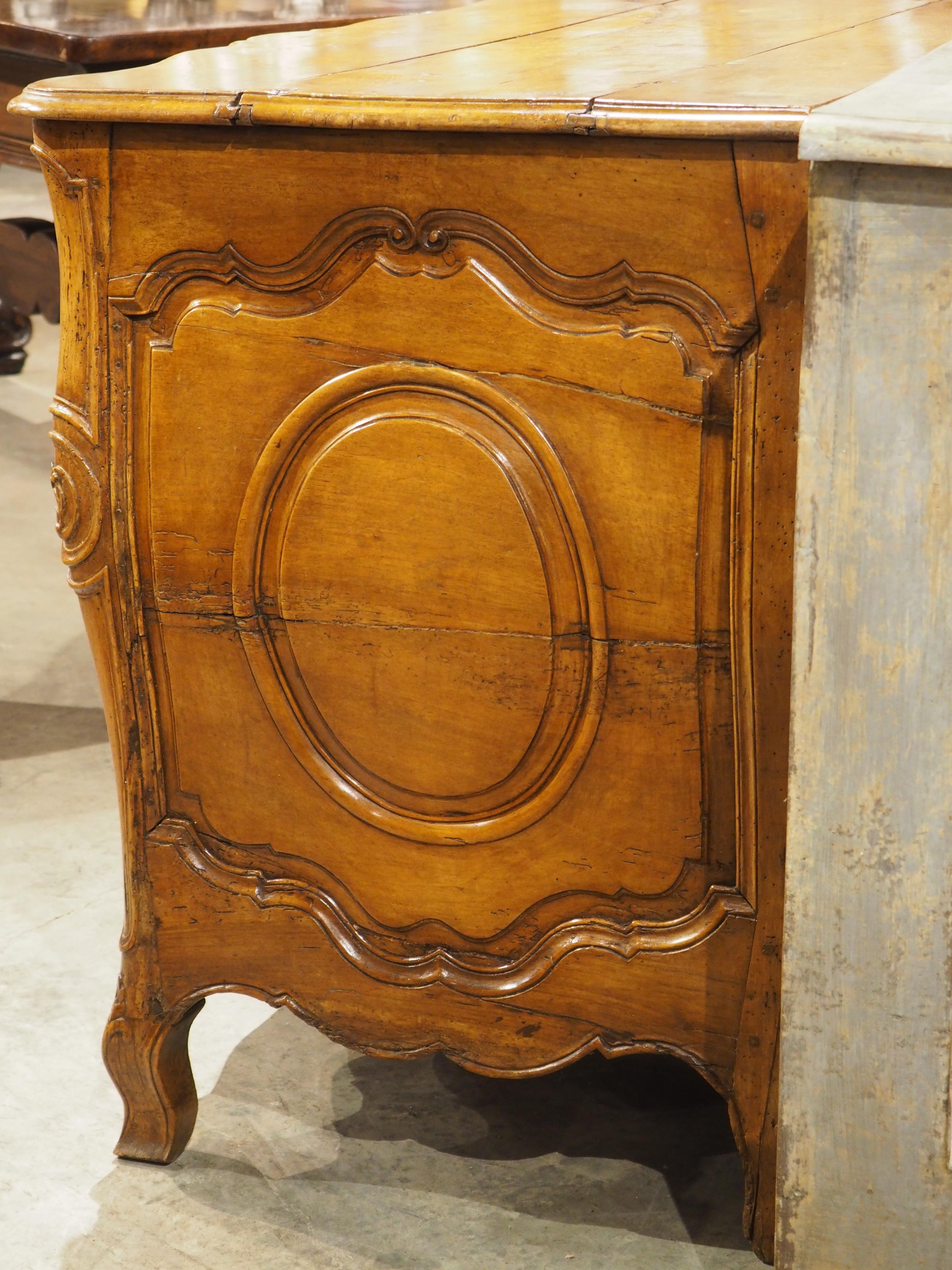 Commode Galbé in noce biondo d'epoca Luigi XV, circa 1750 in vendita 10