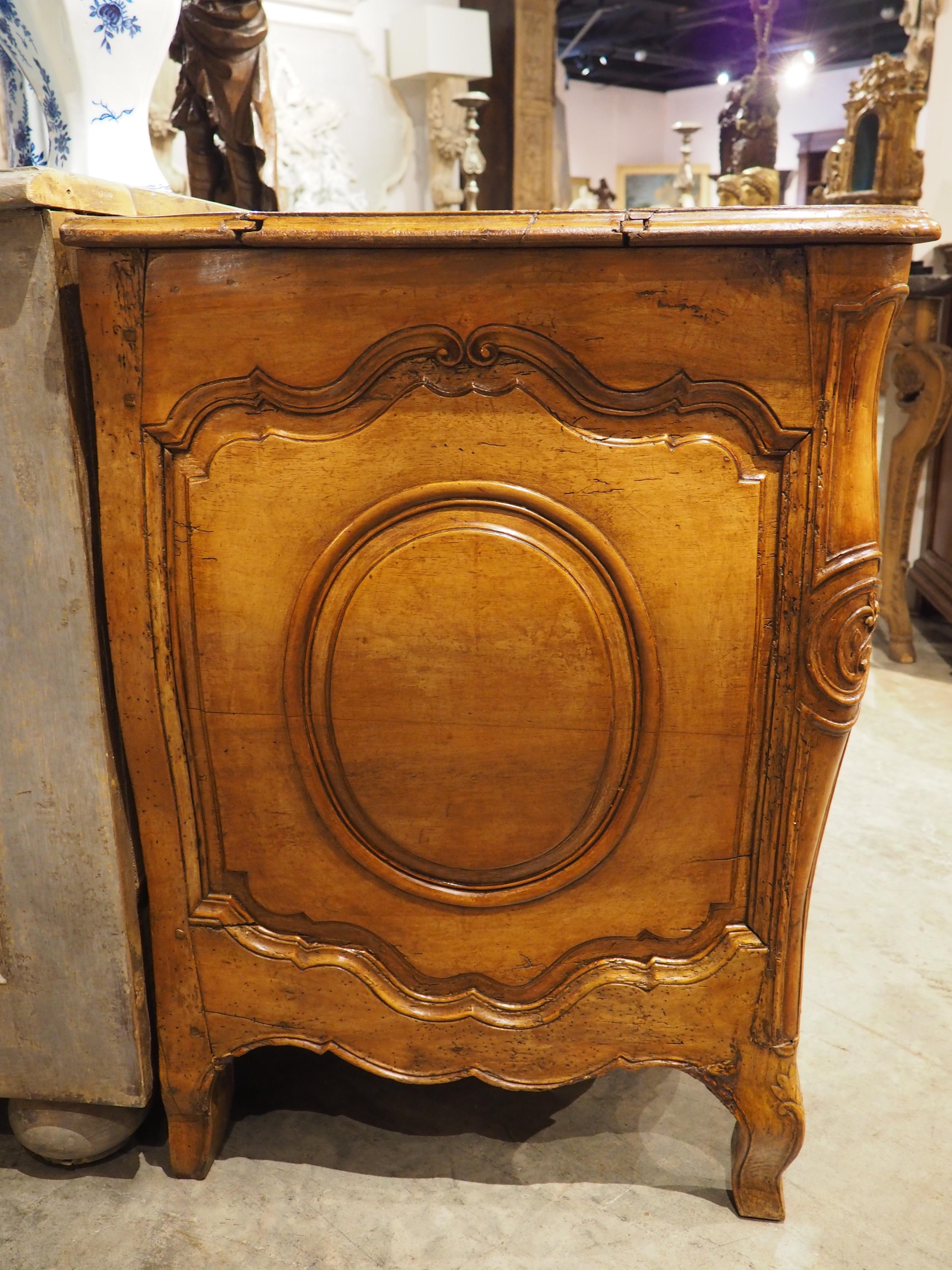 Commode Galbé in noce biondo d'epoca Luigi XV, circa 1750 in vendita 11