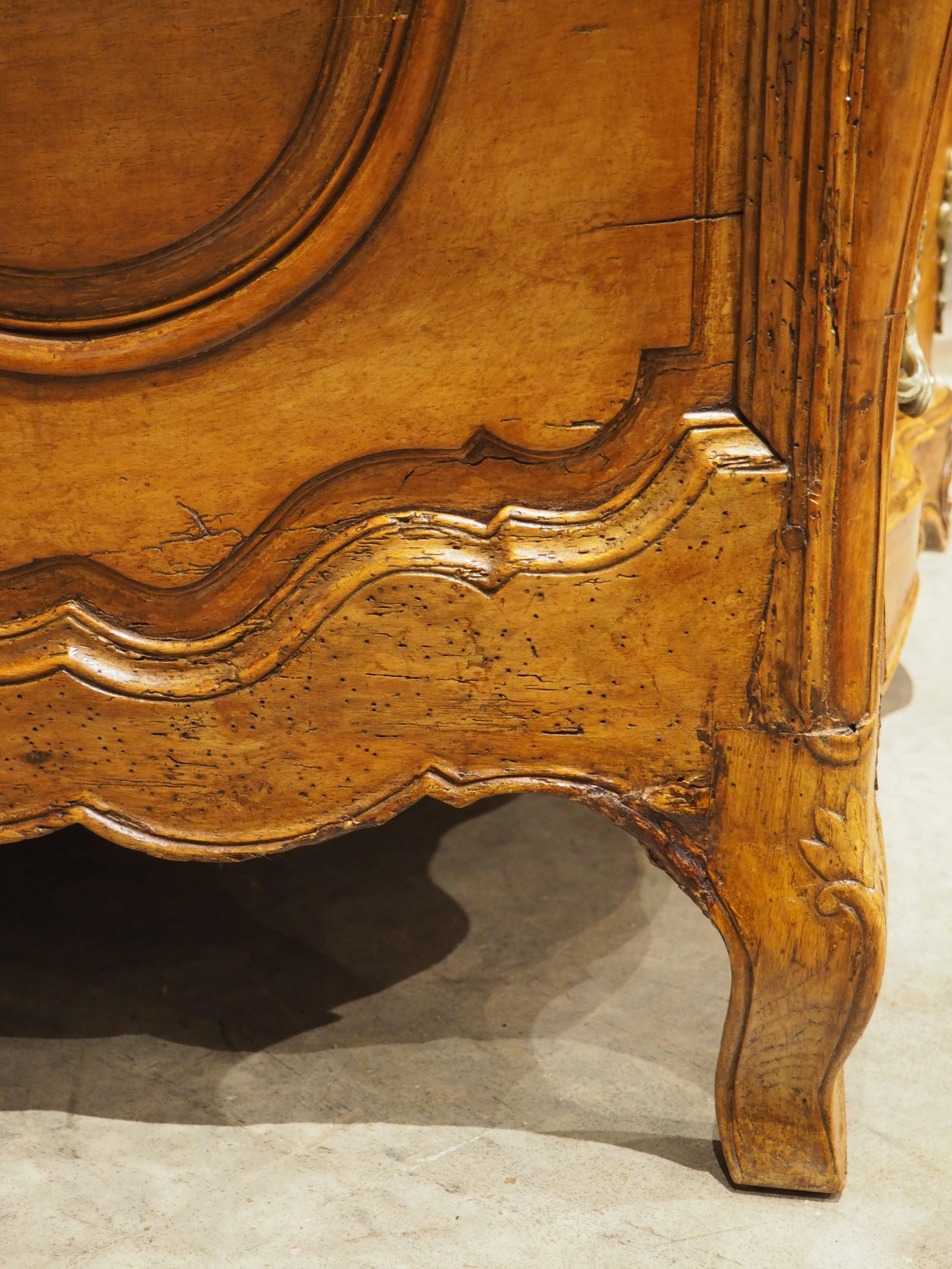 Commode Galbé in noce biondo d'epoca Luigi XV, circa 1750 in vendita 12