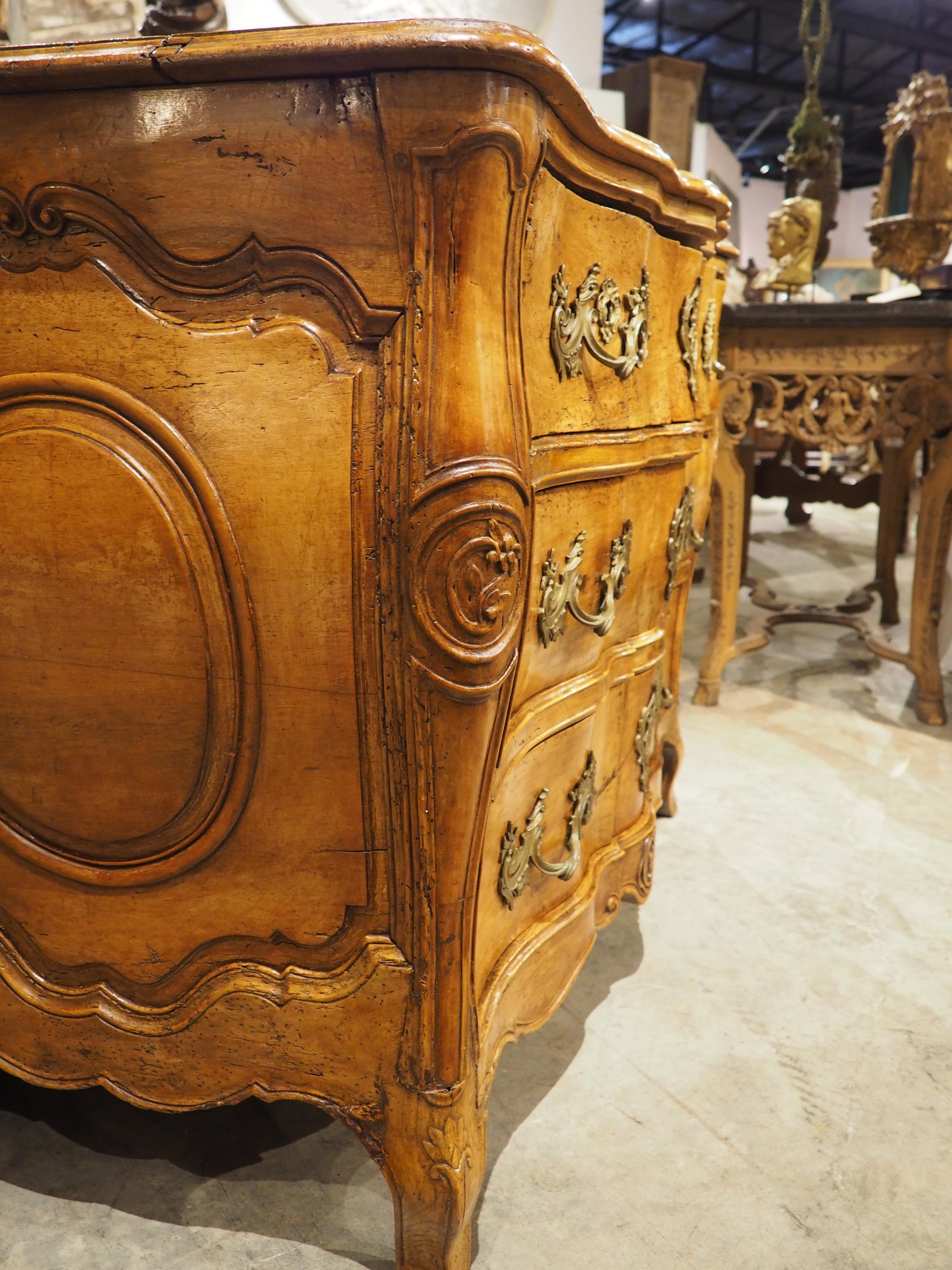 Commode Galbé in noce biondo d'epoca Luigi XV, circa 1750 in vendita 13