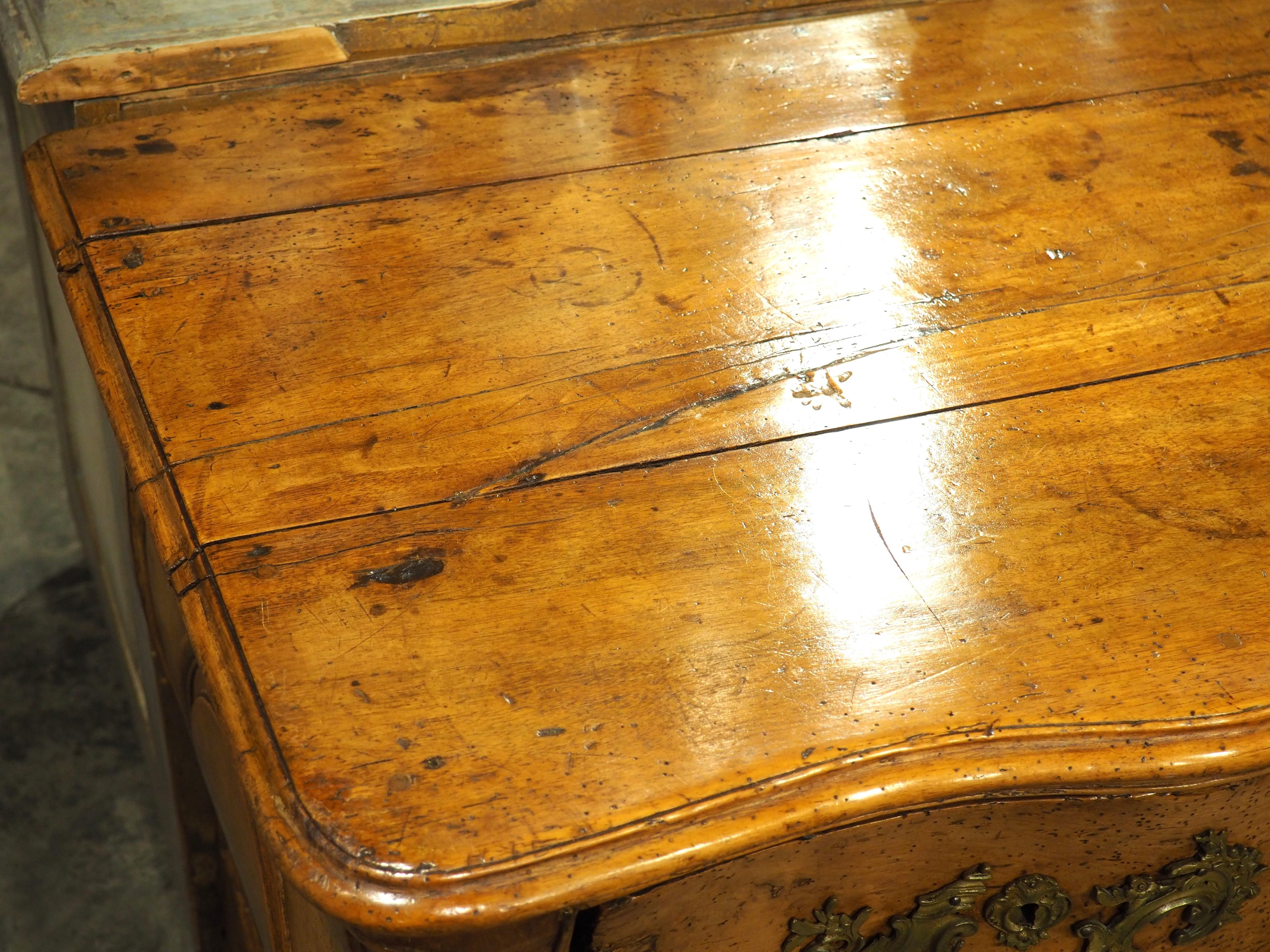 Francese Commode Galbé in noce biondo d'epoca Luigi XV, circa 1750 in vendita