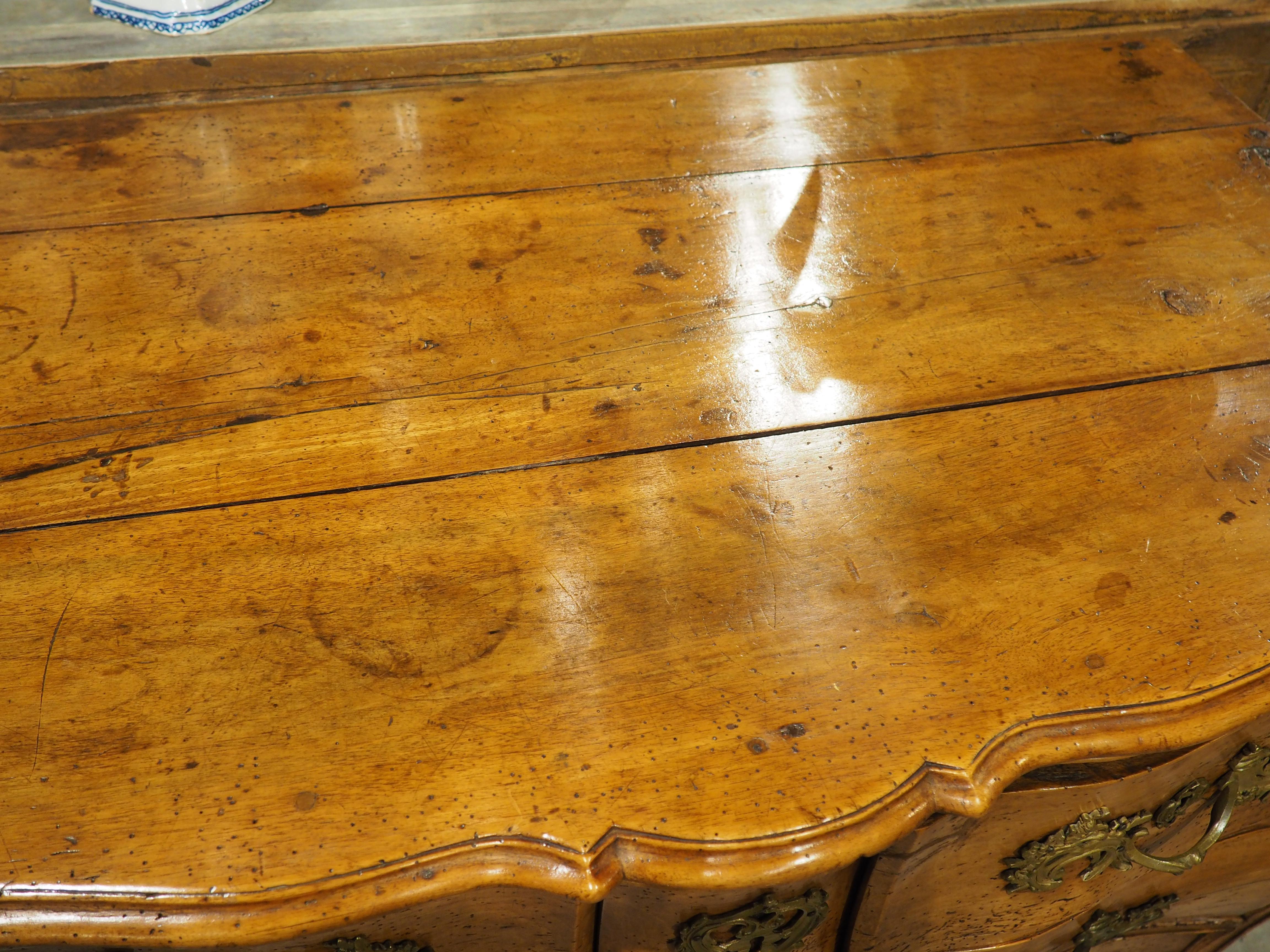 Intagliato a mano Commode Galbé in noce biondo d'epoca Luigi XV, circa 1750 in vendita