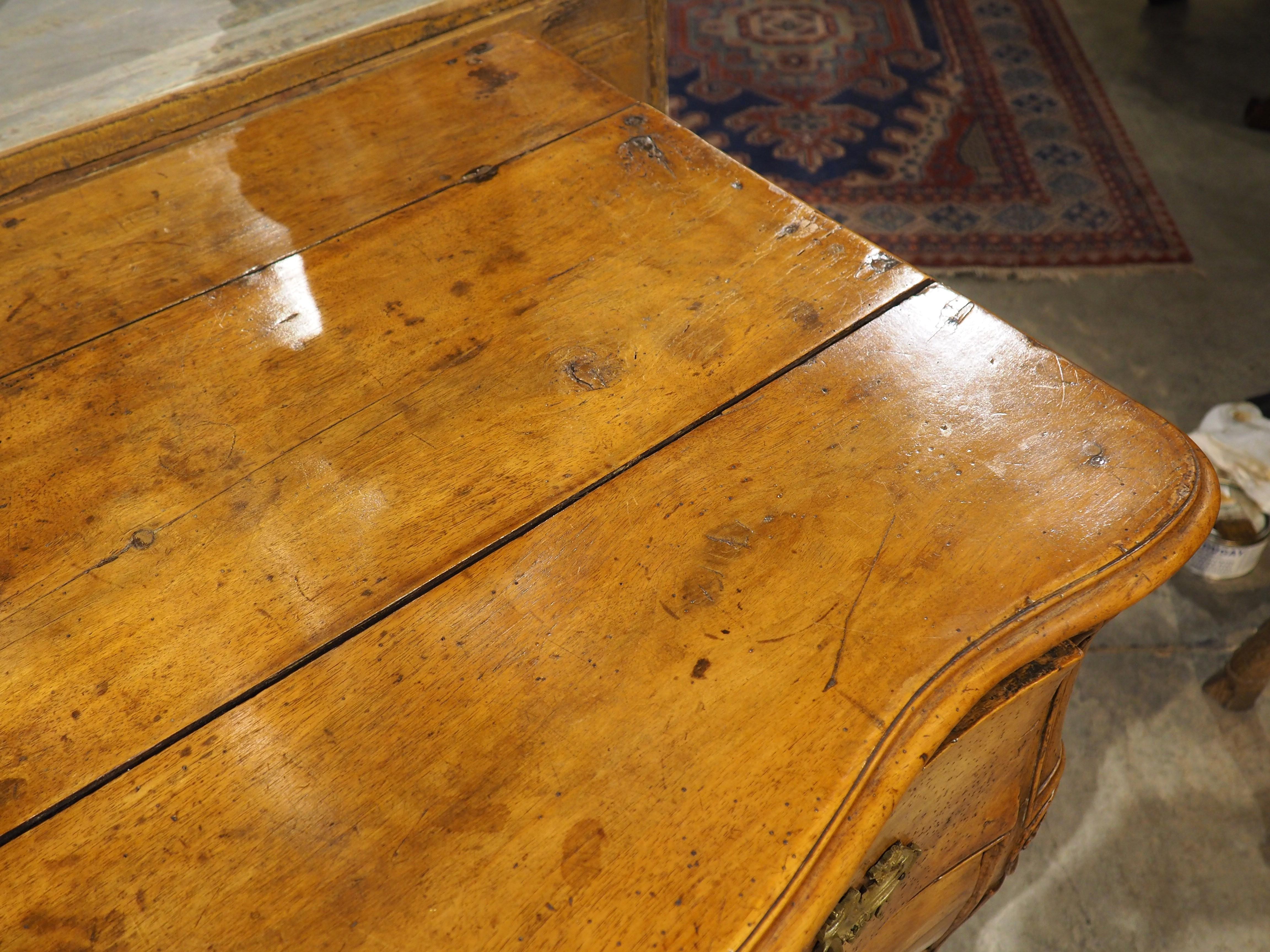 Commode Galbé in noce biondo d'epoca Luigi XV, circa 1750 In condizioni buone in vendita a Dallas, TX