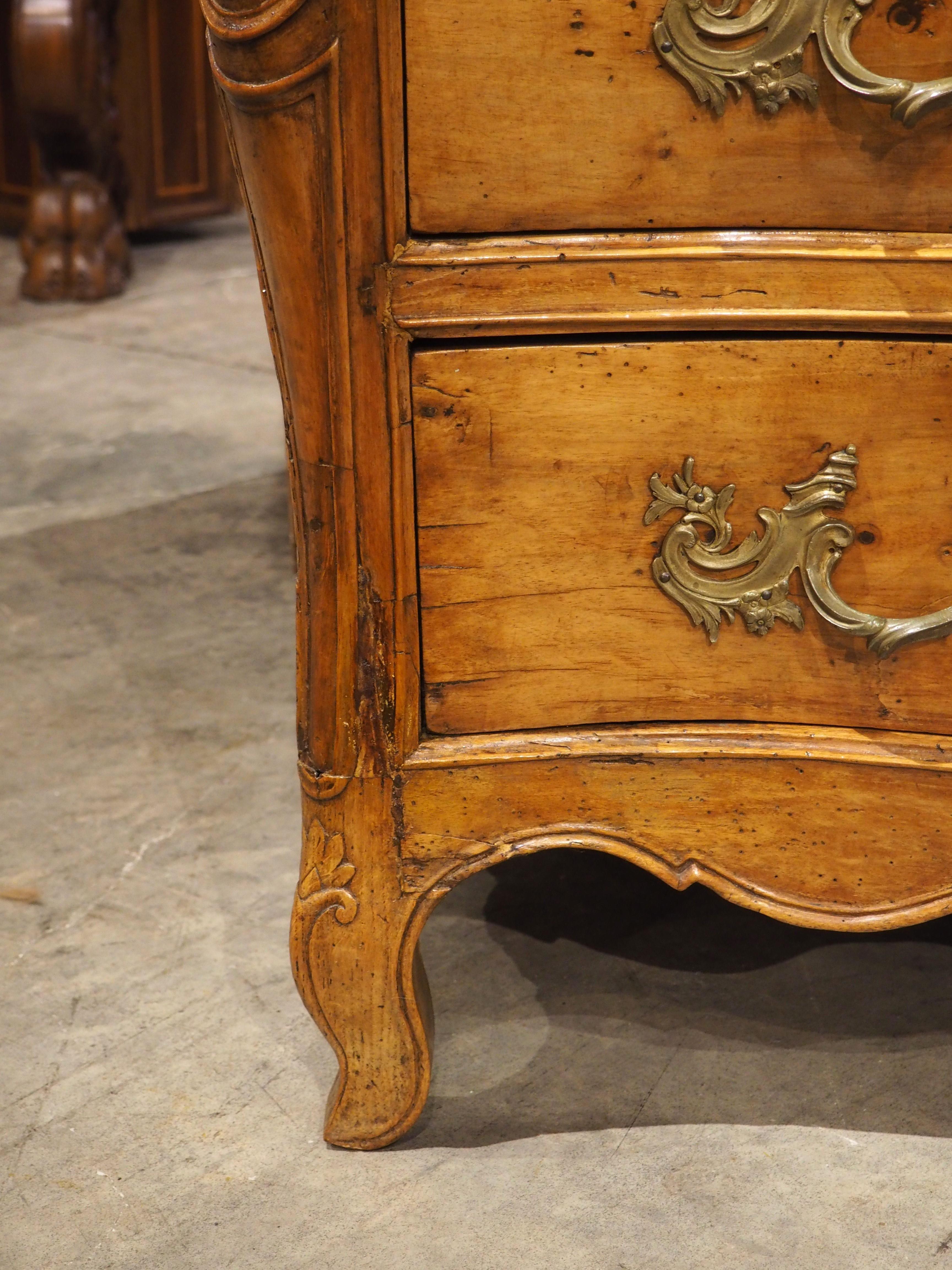 XVIII secolo Commode Galbé in noce biondo d'epoca Luigi XV, circa 1750 in vendita