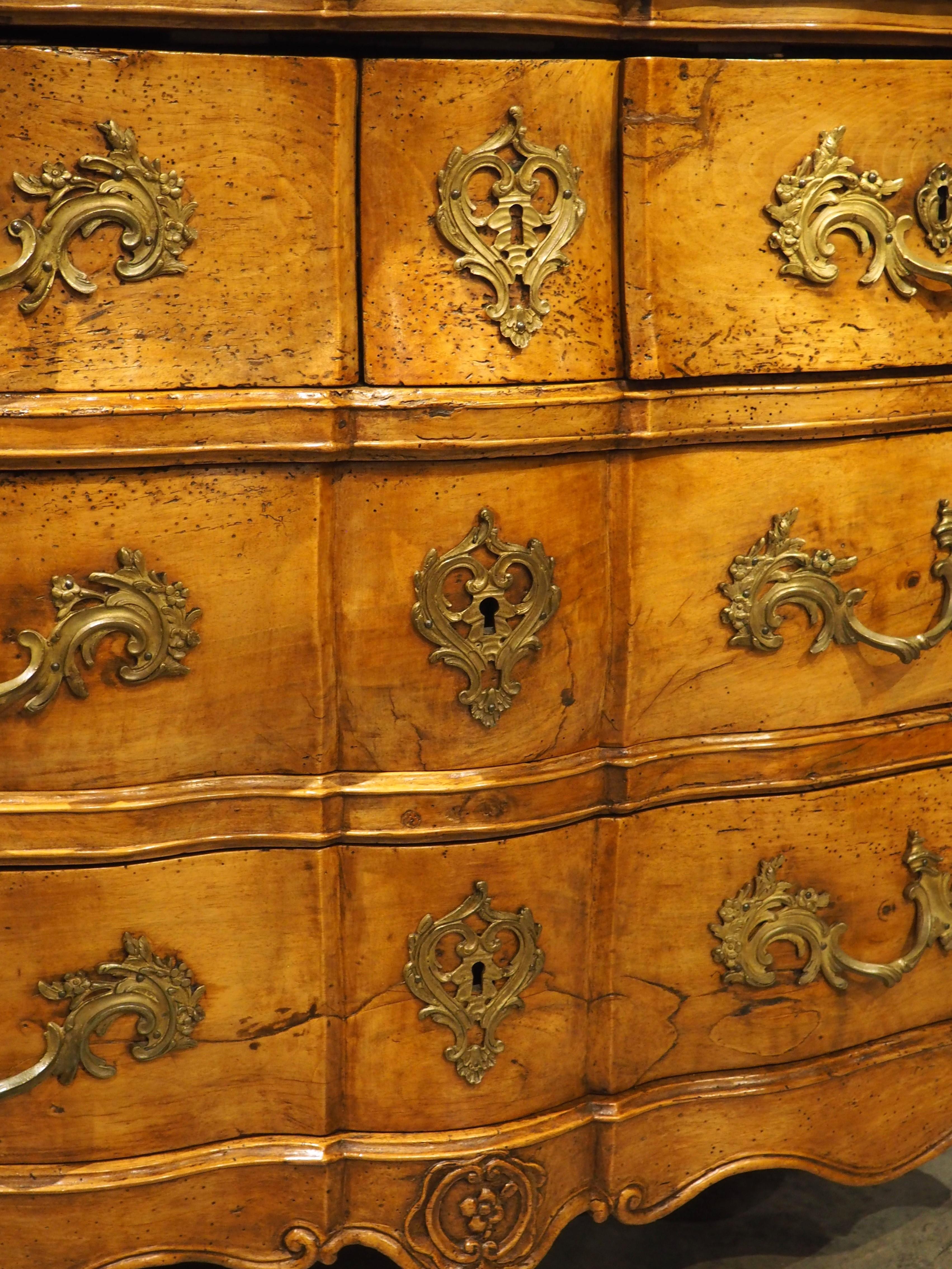 Commode Galbé in noce biondo d'epoca Luigi XV, circa 1750 in vendita 1