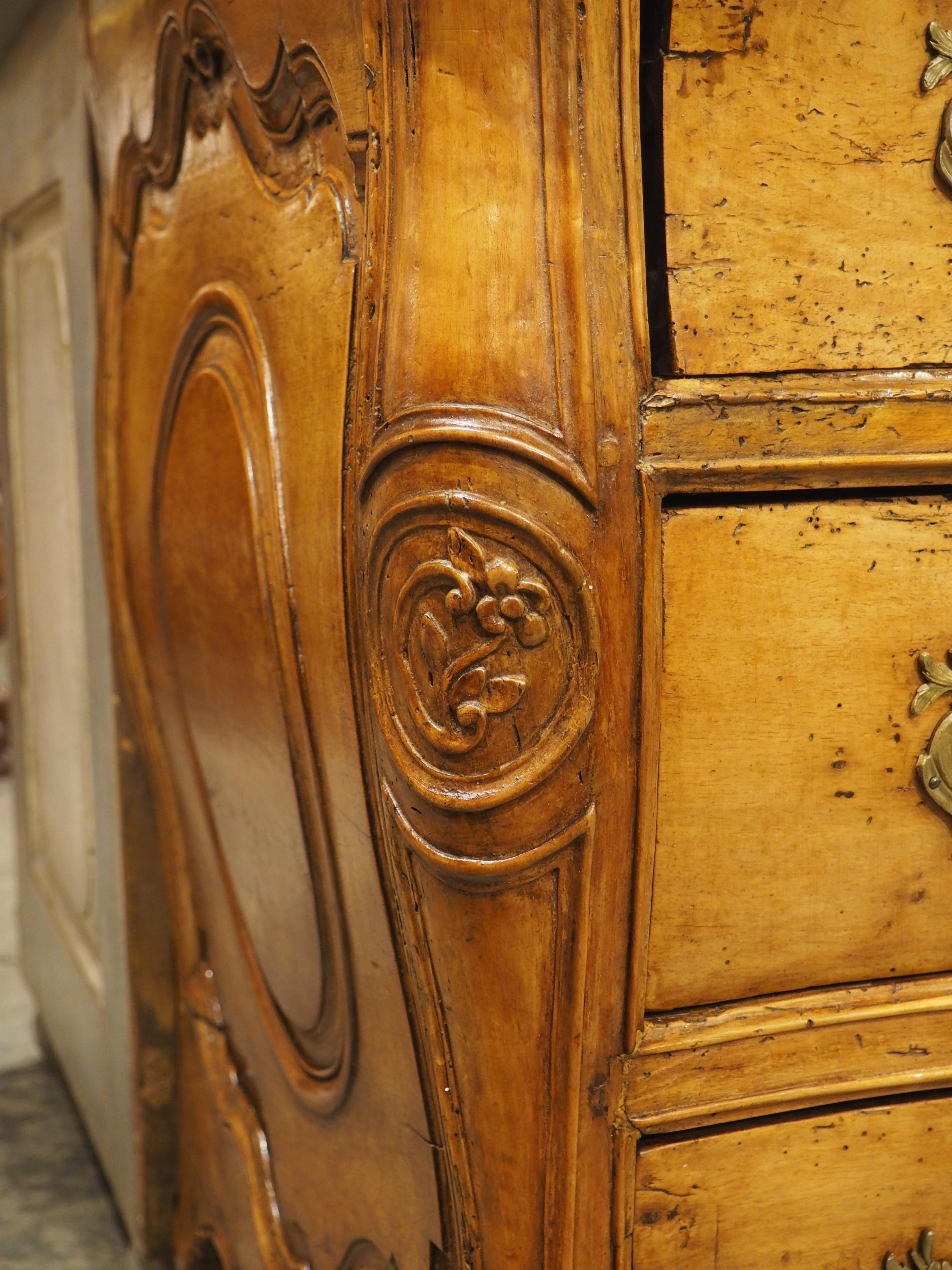 Commode Galbé in noce biondo d'epoca Luigi XV, circa 1750 in vendita 2