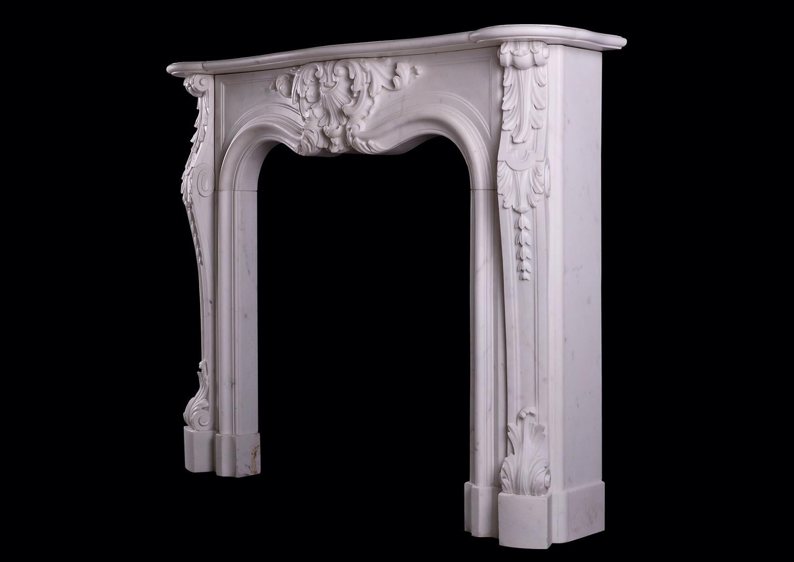 Regency Cheminée en marbre statuaire d'époque Régence en vente