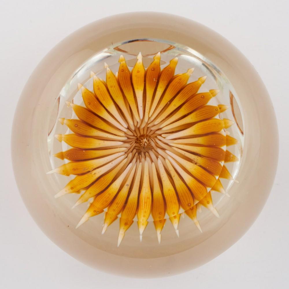 A Perthshire Golden Dahlia Paperweight, 1986 In Good Condition In Tunbridge Wells, GB