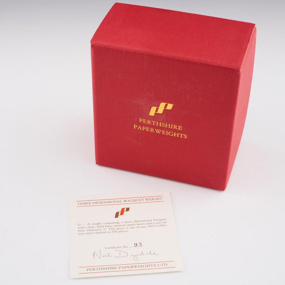 20ième siècle Presse-papiers de lampe en forme de bouquet tridimensionnel du Perthshire, 1993 en vente