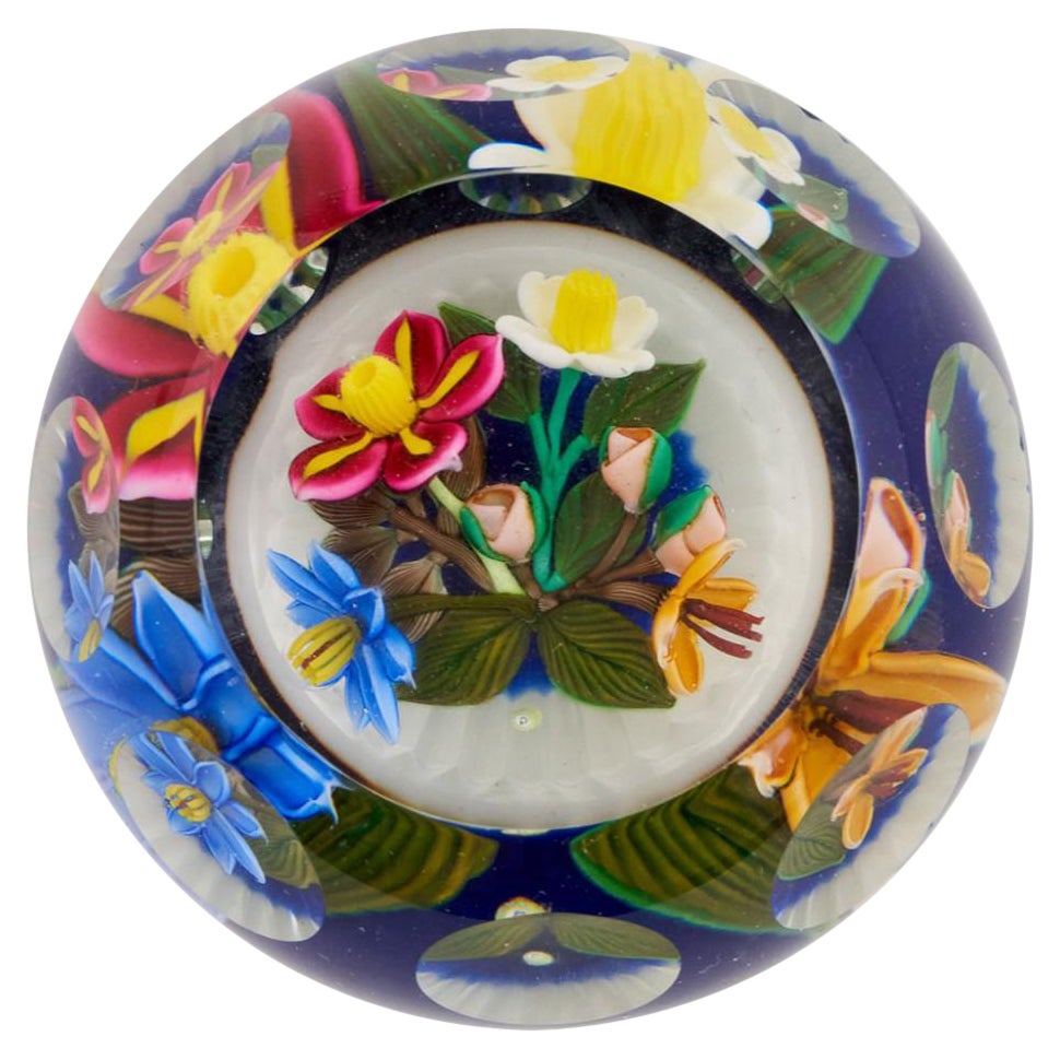 Un fermacarte a forma di bouquet tridimensionale del Perthshire Lampwork, 1993
