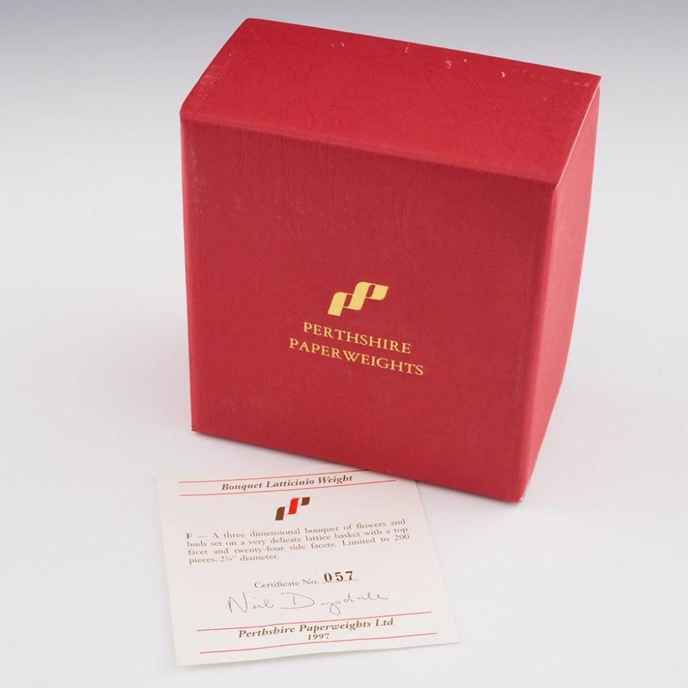 Dreidimensionaler Blumenstrauß auf Gitterkorb von Perthshire, Briefbeschwerer, 1997 (20. Jahrhundert) im Angebot