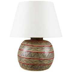 Vase péruvien en papier mâché noir, blanc et rouge à utiliser comme lampe de bureau