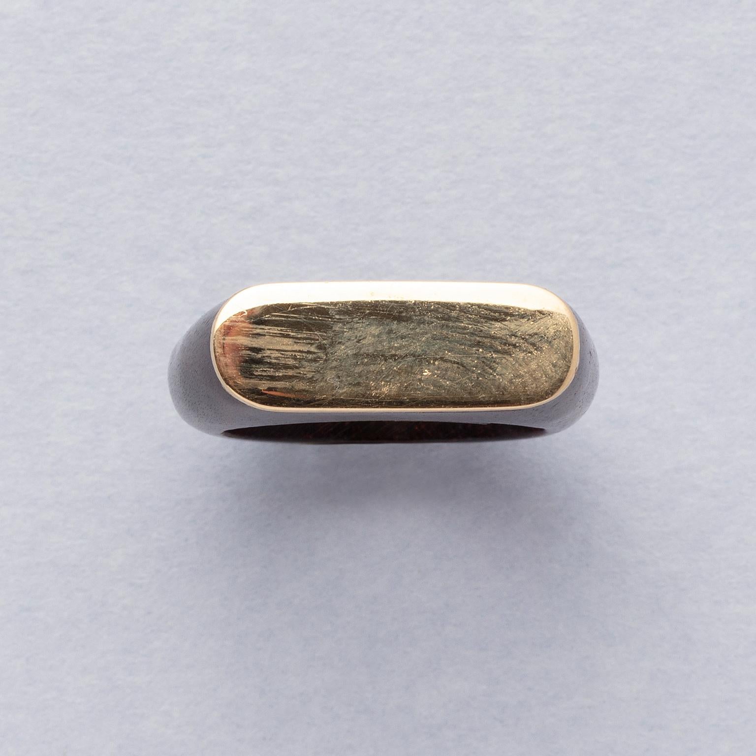 Une bague en bois avec un  Panneau ovale horizontal en or jaune 18 carats  sur le dessus, à l'intérieur sur une plaque d'or se trouvent la marque d'essai française et la marque de maître de Pery & Fils, 1970.

poids : 2,72 g
Taille de l'anneau :