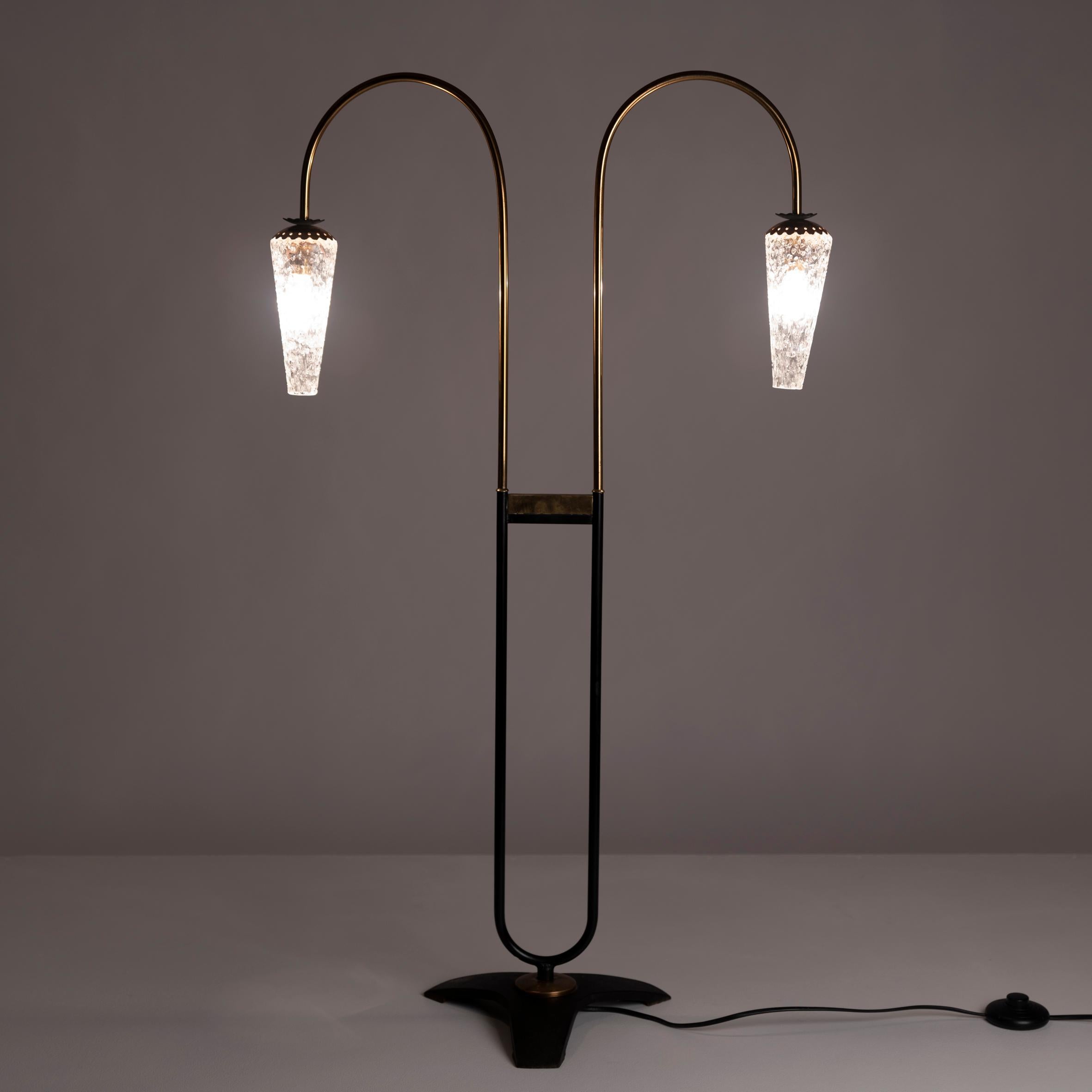 Lampada da terra francese in ottone e vetro attribuita a Lunel. 1950s in vendita 3