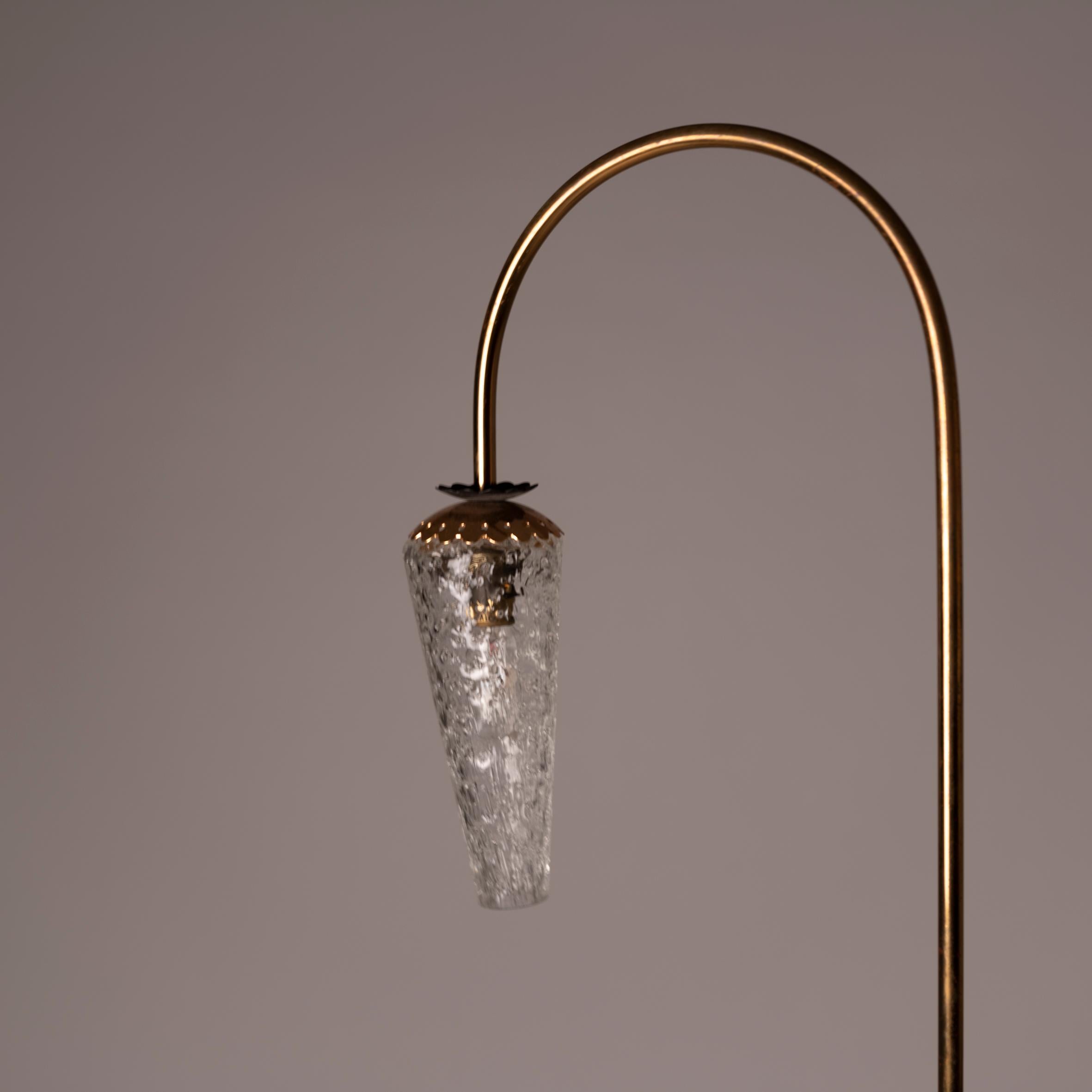 Mid-Century moderno Lampada da terra francese in ottone e vetro attribuita a Lunel. 1950s in vendita