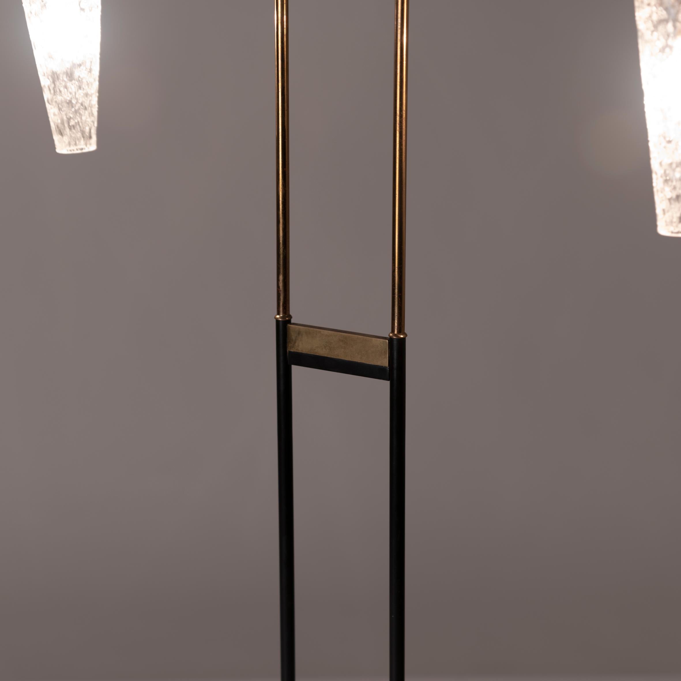 A Petit French brass and glass floor Lamp attributed to Lunel. 1950s In Good Condition For Sale In BARCELONA, ES