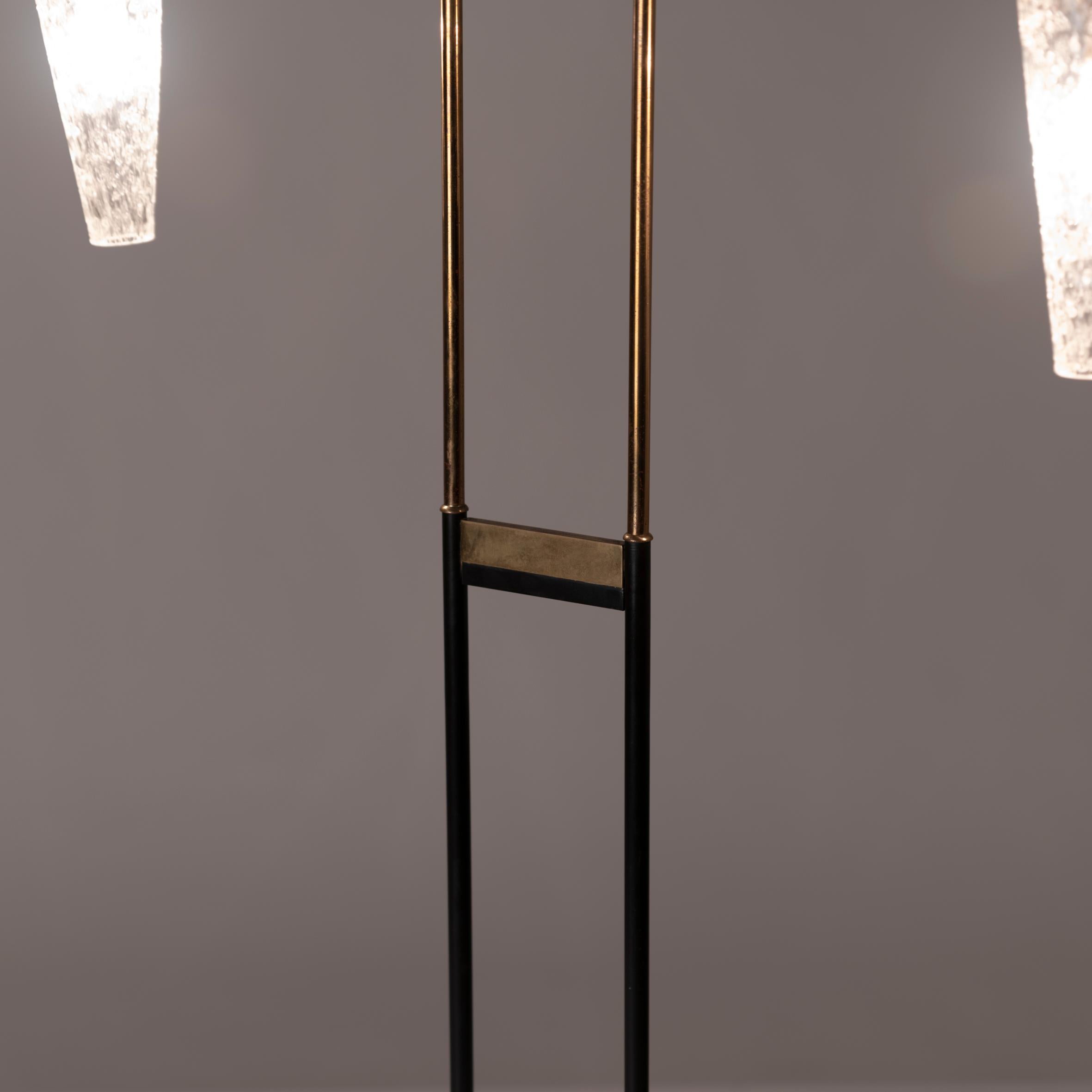 Laccato Lampada da terra francese in ottone e vetro attribuita a Lunel. 1950s in vendita