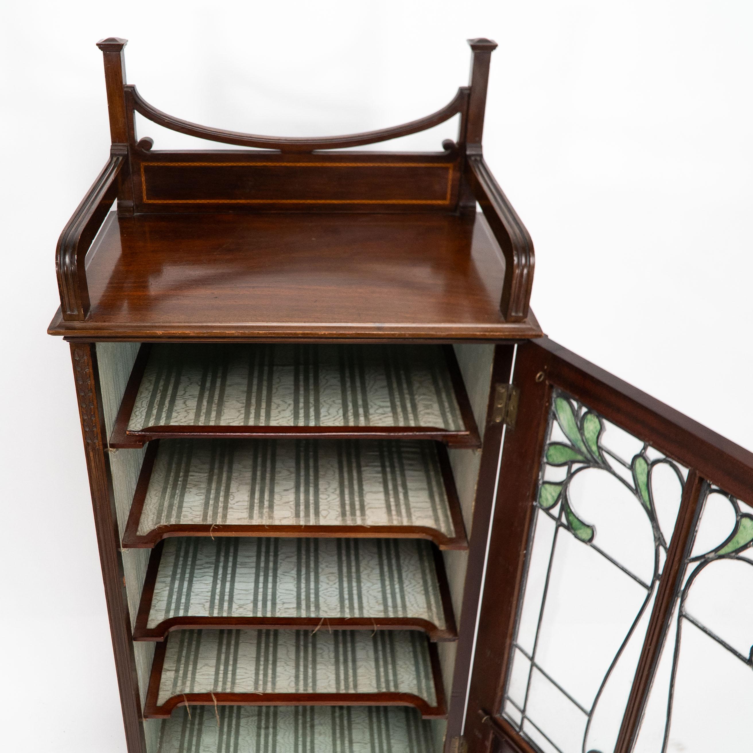 Kleiner Arts and Crafts-Vitrinenschrank aus Mahagoni im anglo-japanischen Stil. im Angebot 5
