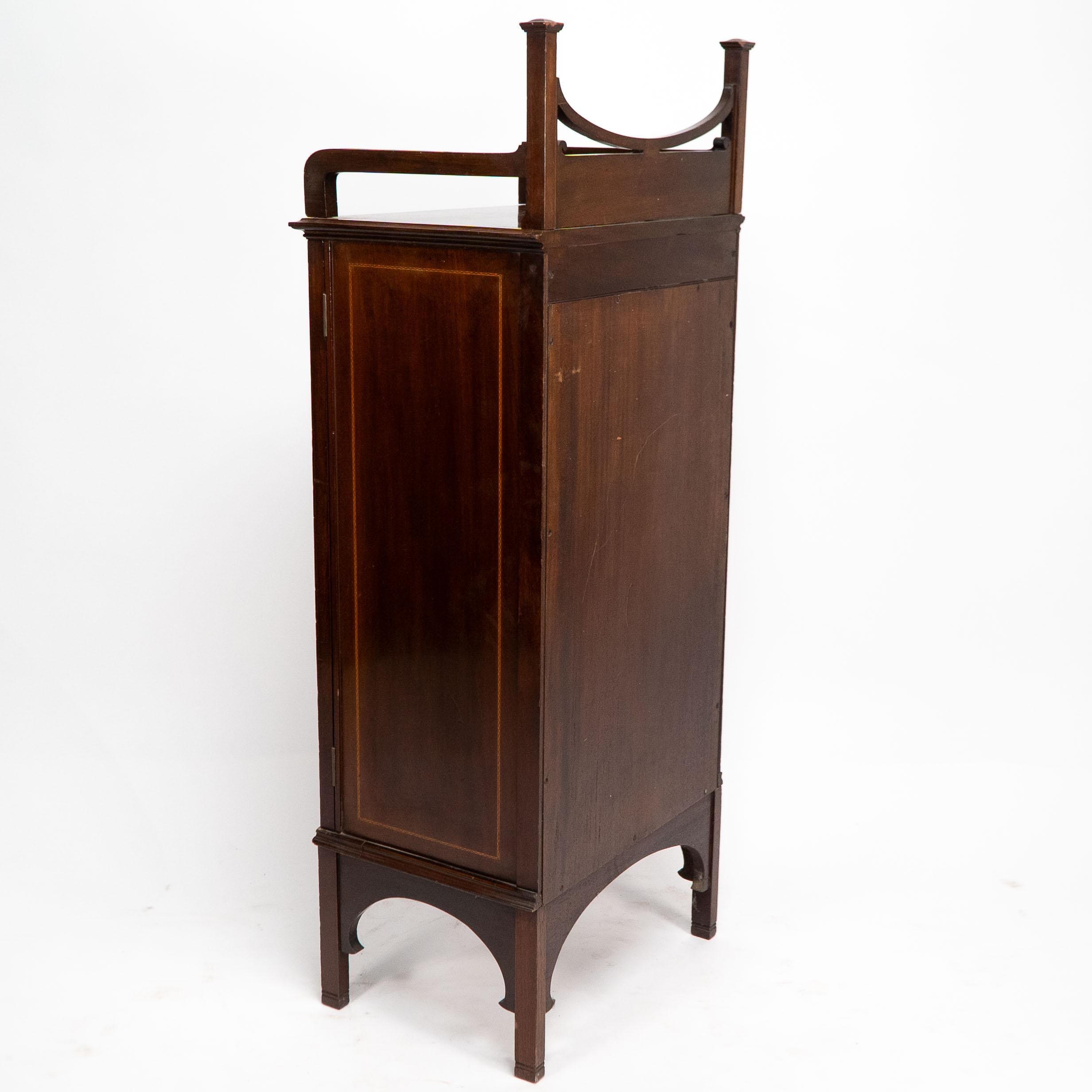 Kleiner Arts and Crafts-Vitrinenschrank aus Mahagoni im anglo-japanischen Stil. im Angebot 6
