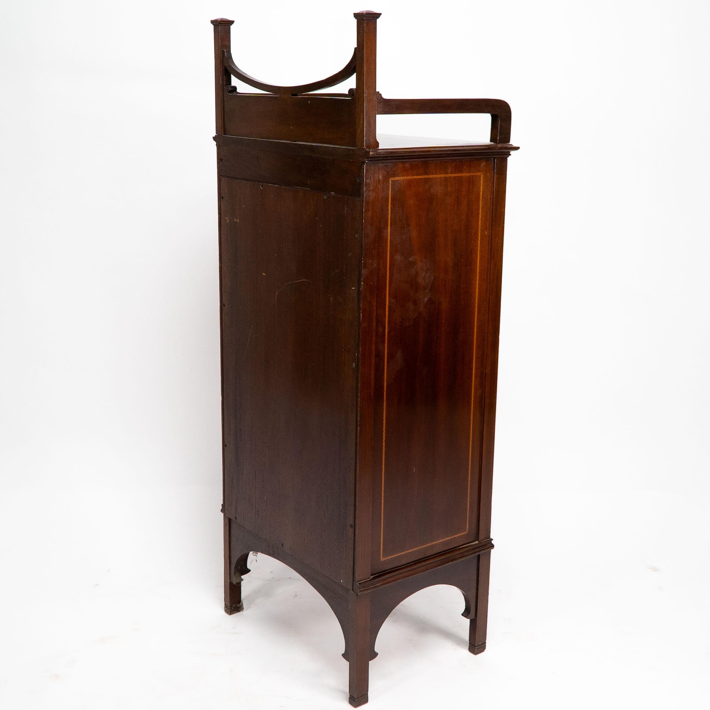 Kleiner Arts and Crafts-Vitrinenschrank aus Mahagoni im anglo-japanischen Stil. im Angebot 8
