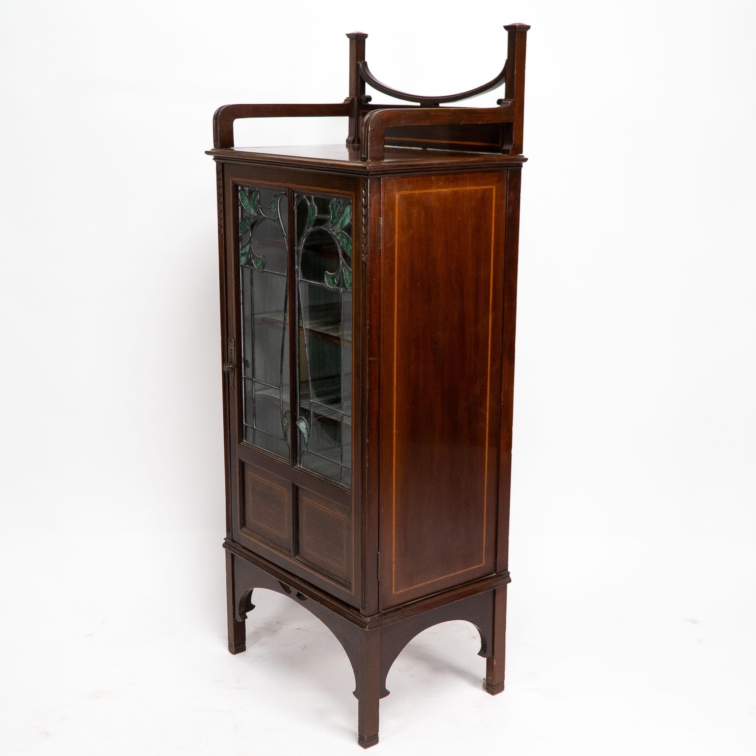 Kleiner Arts and Crafts-Vitrinenschrank aus Mahagoni im anglo-japanischen Stil. (Englisch) im Angebot