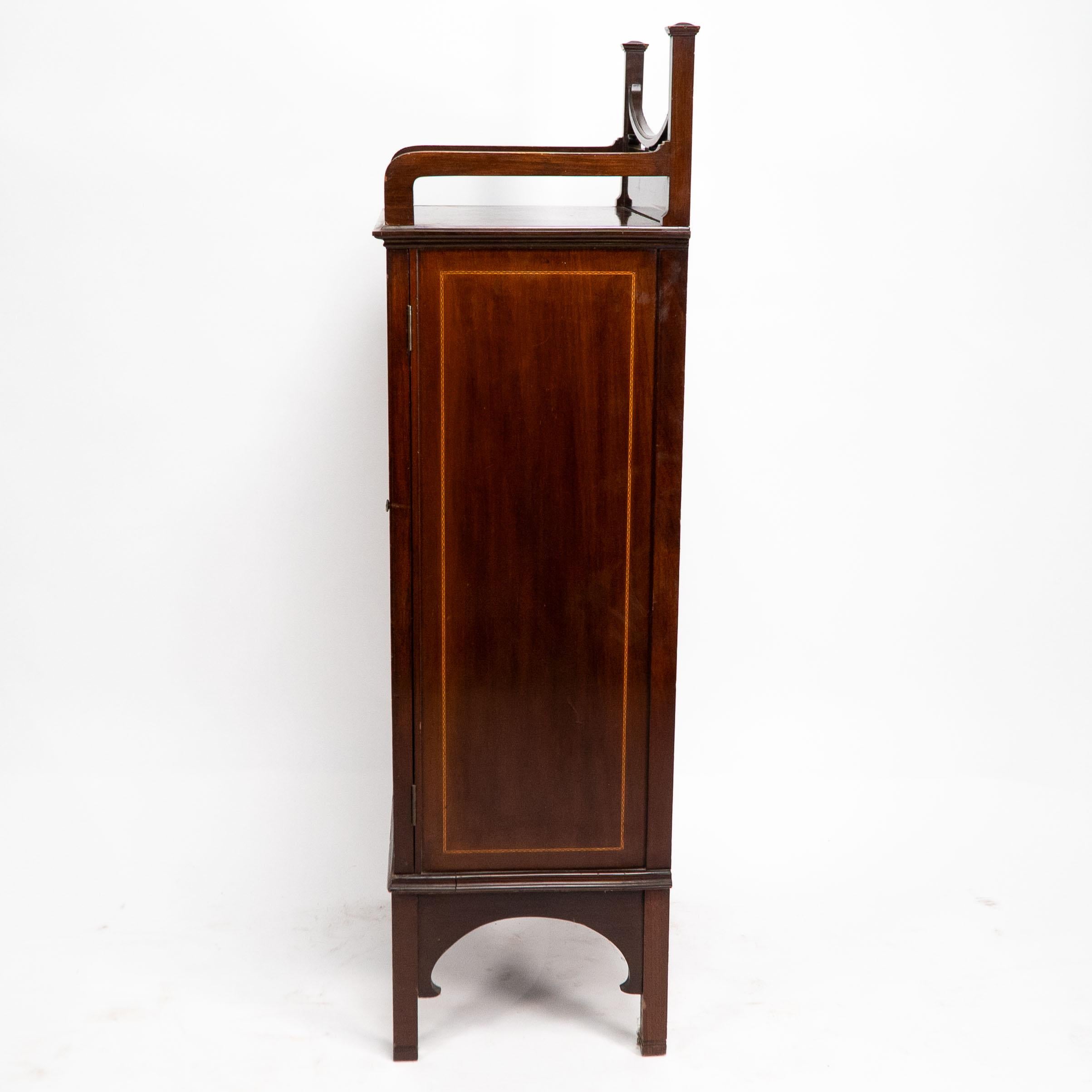 Kleiner Arts and Crafts-Vitrinenschrank aus Mahagoni im anglo-japanischen Stil. (Handgeschnitzt) im Angebot