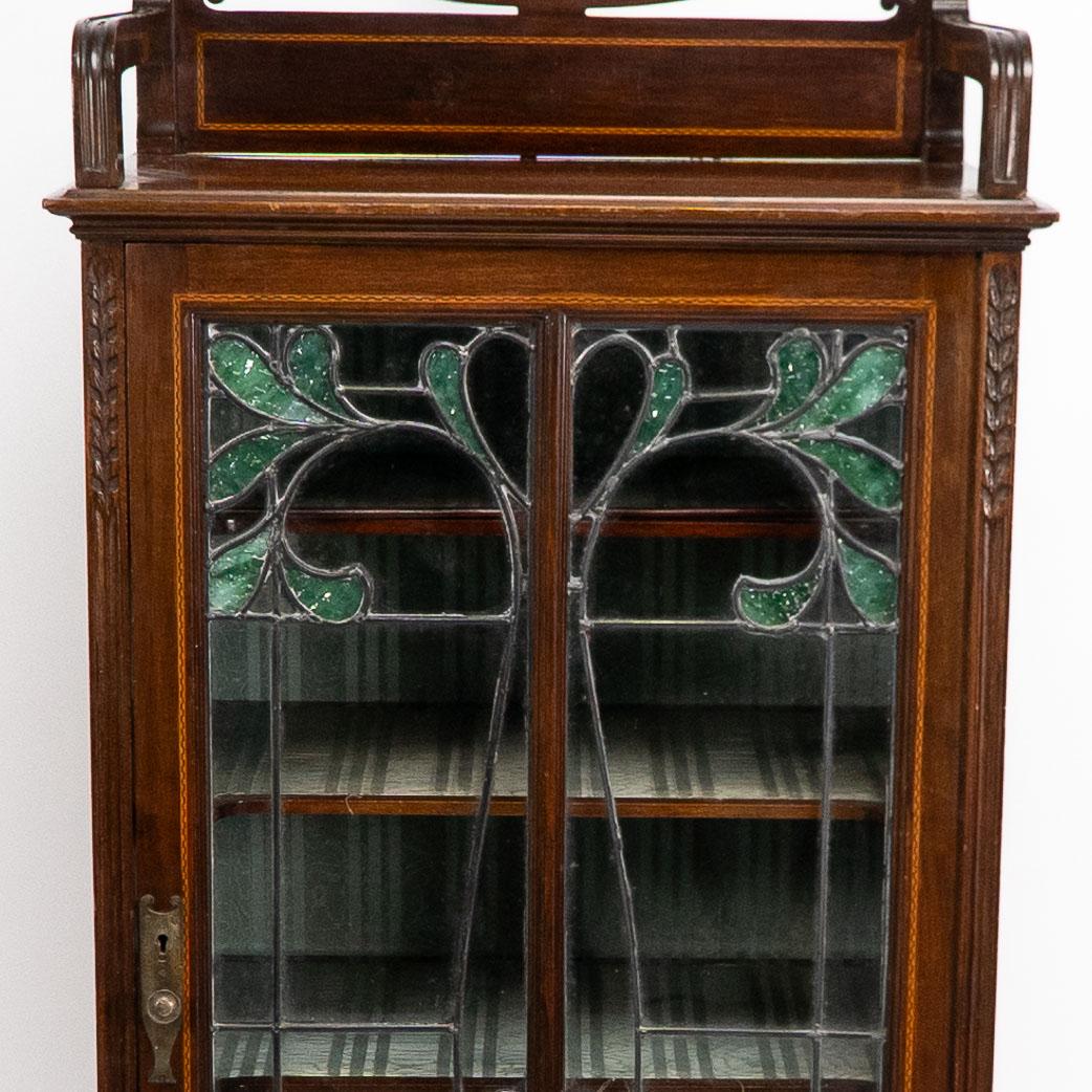 A Petite Arts & Crafts Mahogany Display Cabinet in the Anglo-Japanese Style. In Good Condition For Sale In London, GB