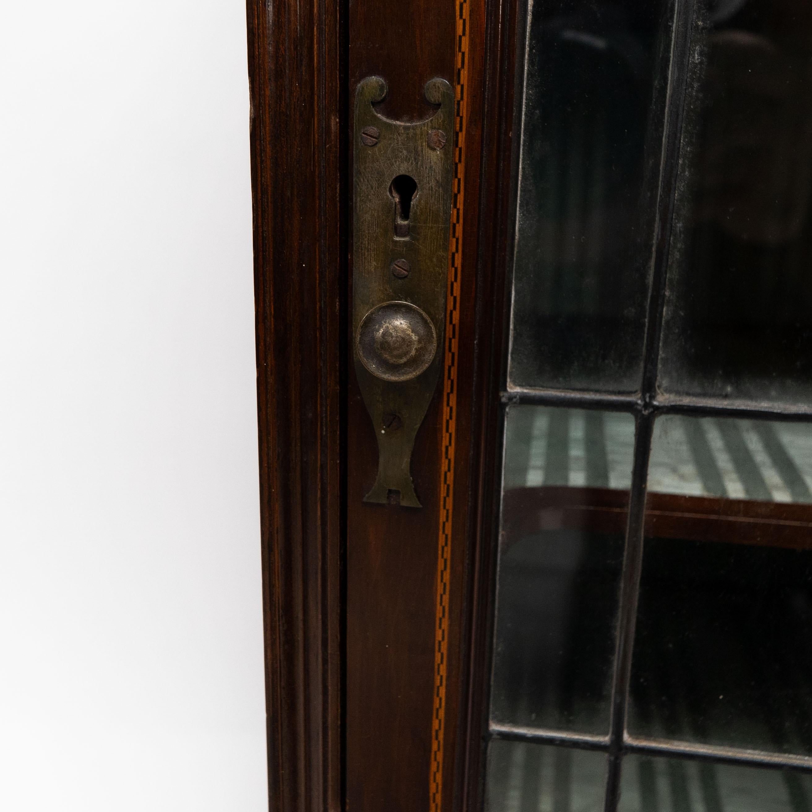 Kleiner Arts and Crafts-Vitrinenschrank aus Mahagoni im anglo-japanischen Stil. im Angebot 2