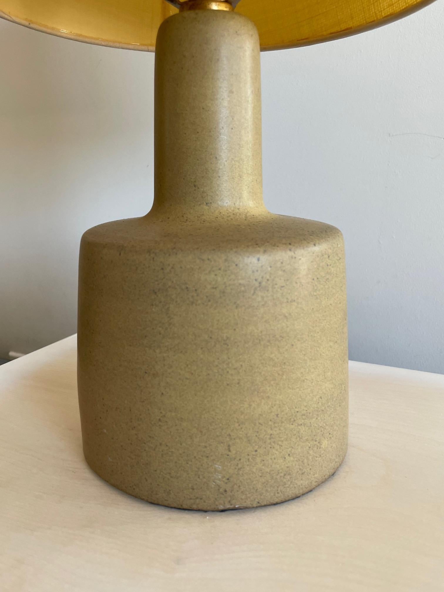 Américain  Une petite lampe en céramique de Gordon et Jane Martz en vente