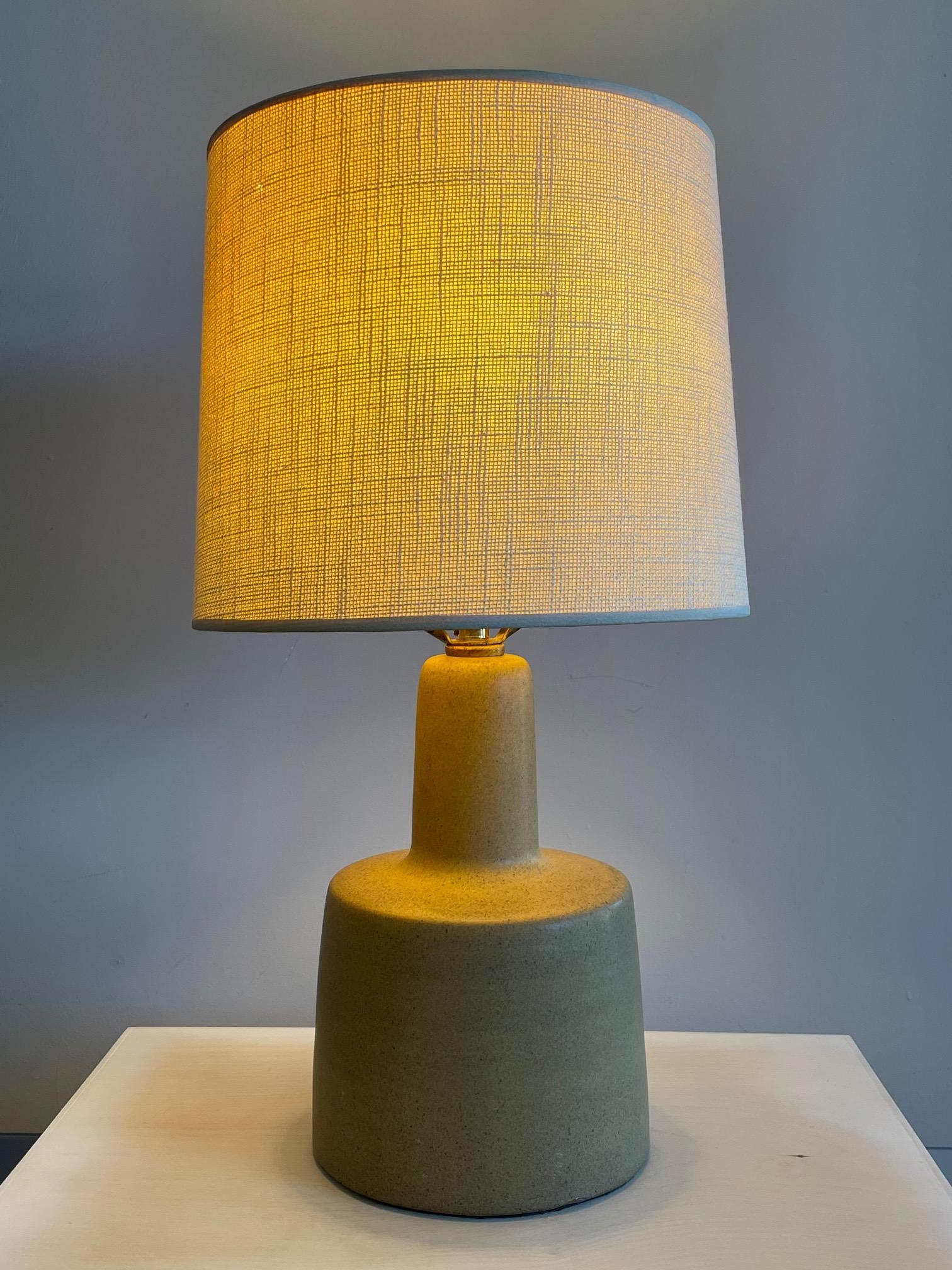 Milieu du XXe siècle  Une petite lampe en céramique de Gordon et Jane Martz en vente