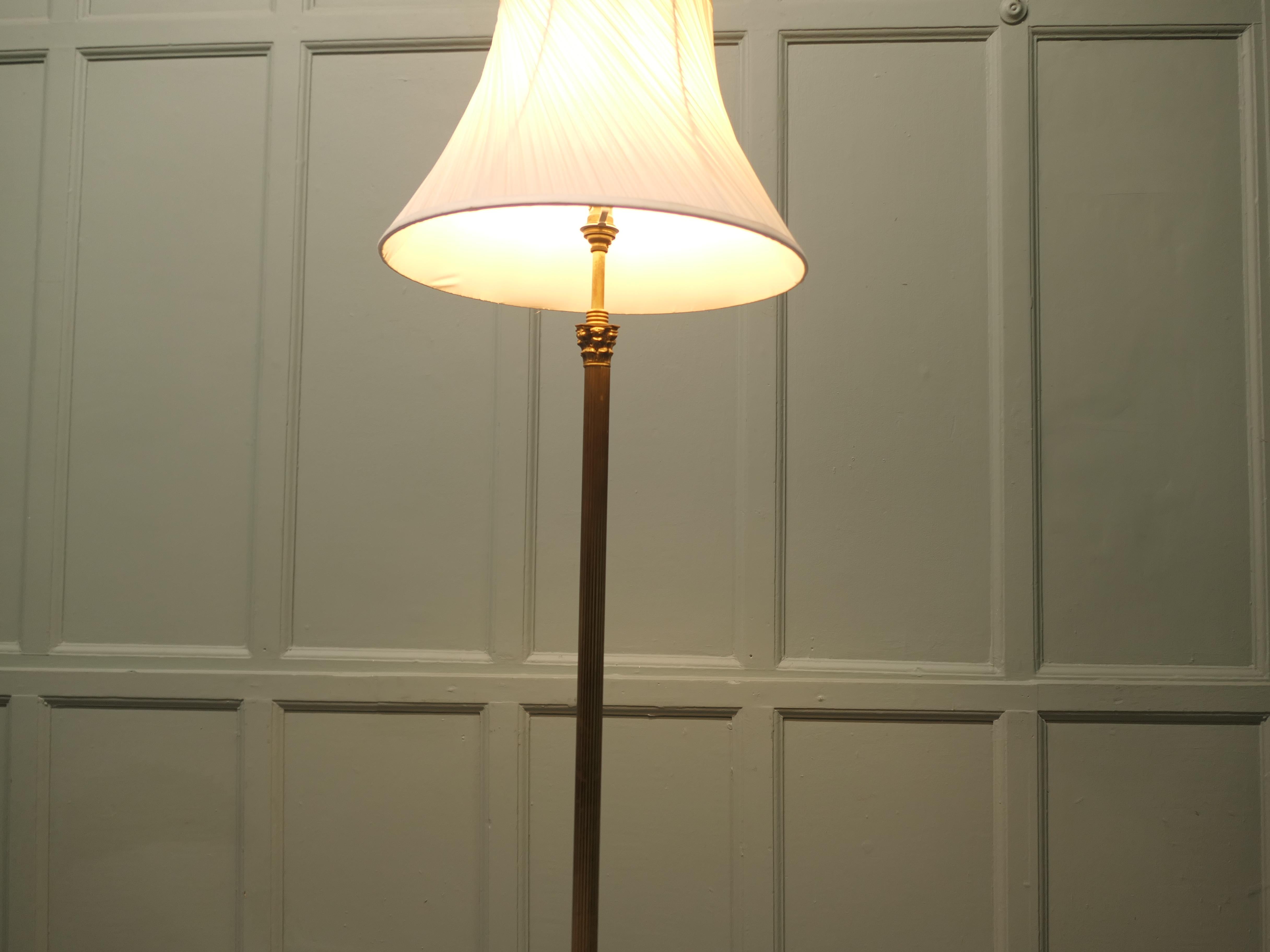 Romain classique Petite colonne corinthienne en laiton Lampadaire d'un design ravissant en vente