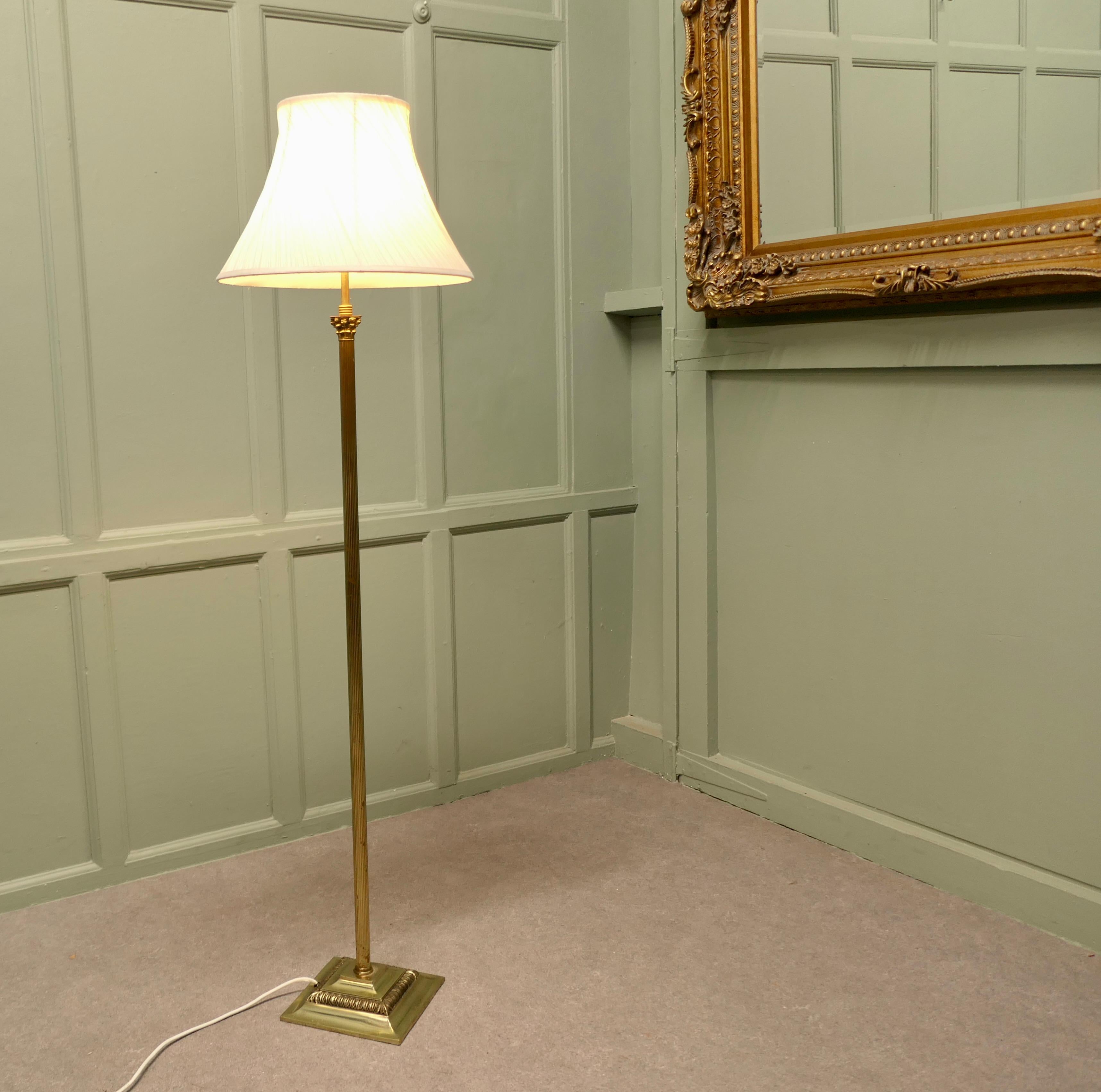 Petite colonne corinthienne en laiton Lampadaire d'un design ravissant Bon état - En vente à Godshill, Isle of Wight