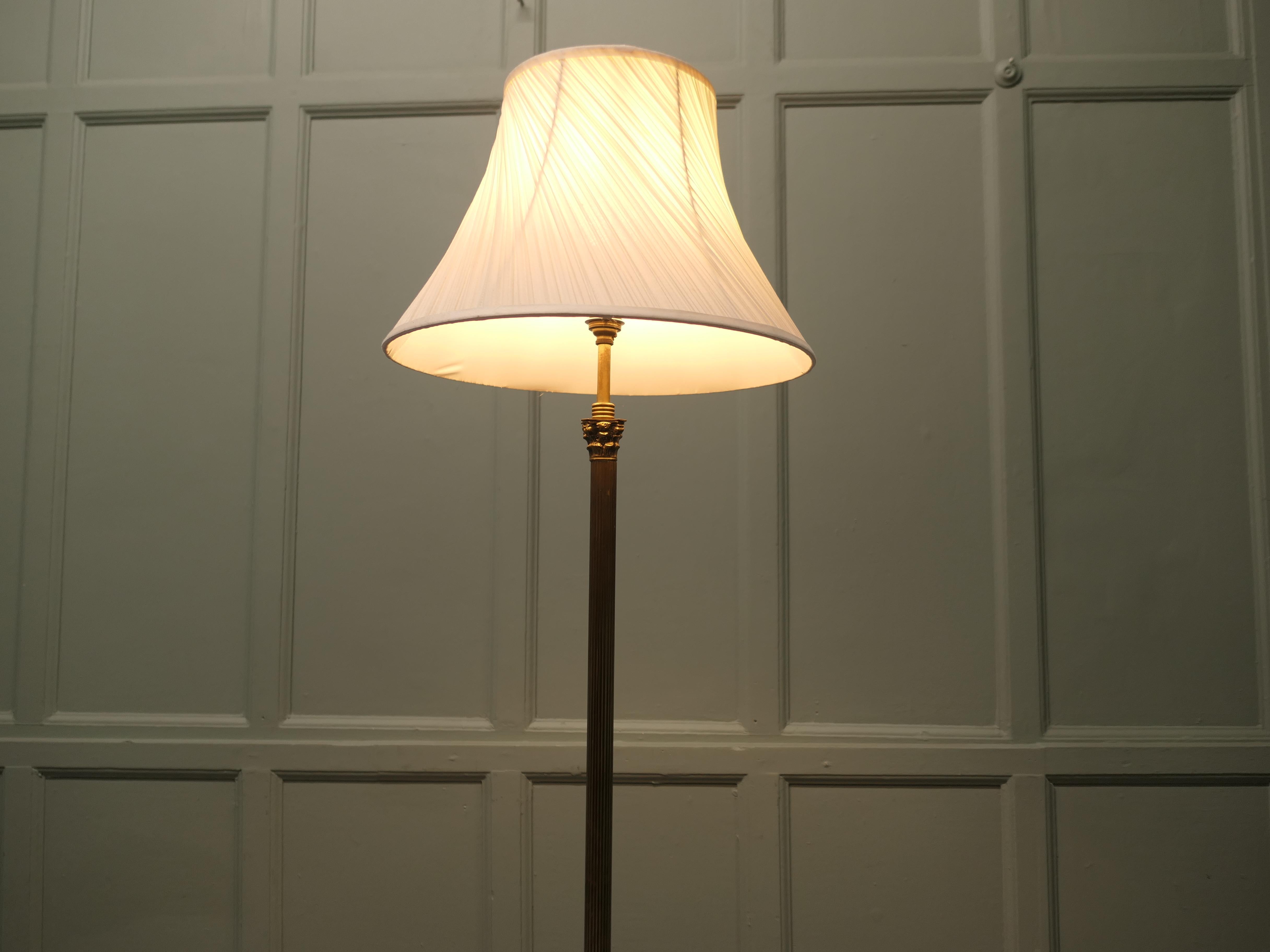 Début du 20ème siècle Petite colonne corinthienne en laiton Lampadaire d'un design ravissant en vente
