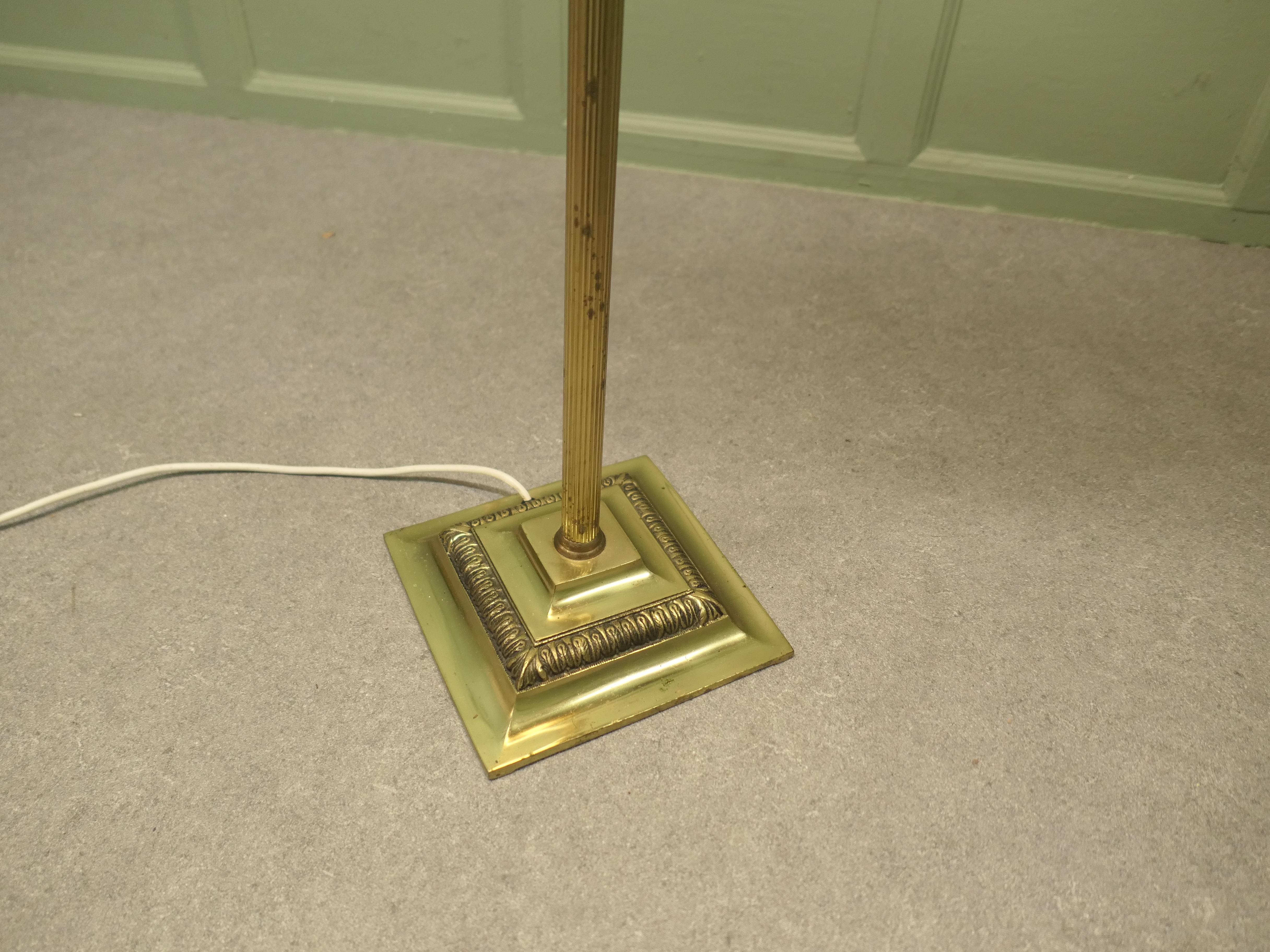 Laiton Petite colonne corinthienne en laiton Lampadaire d'un design ravissant en vente