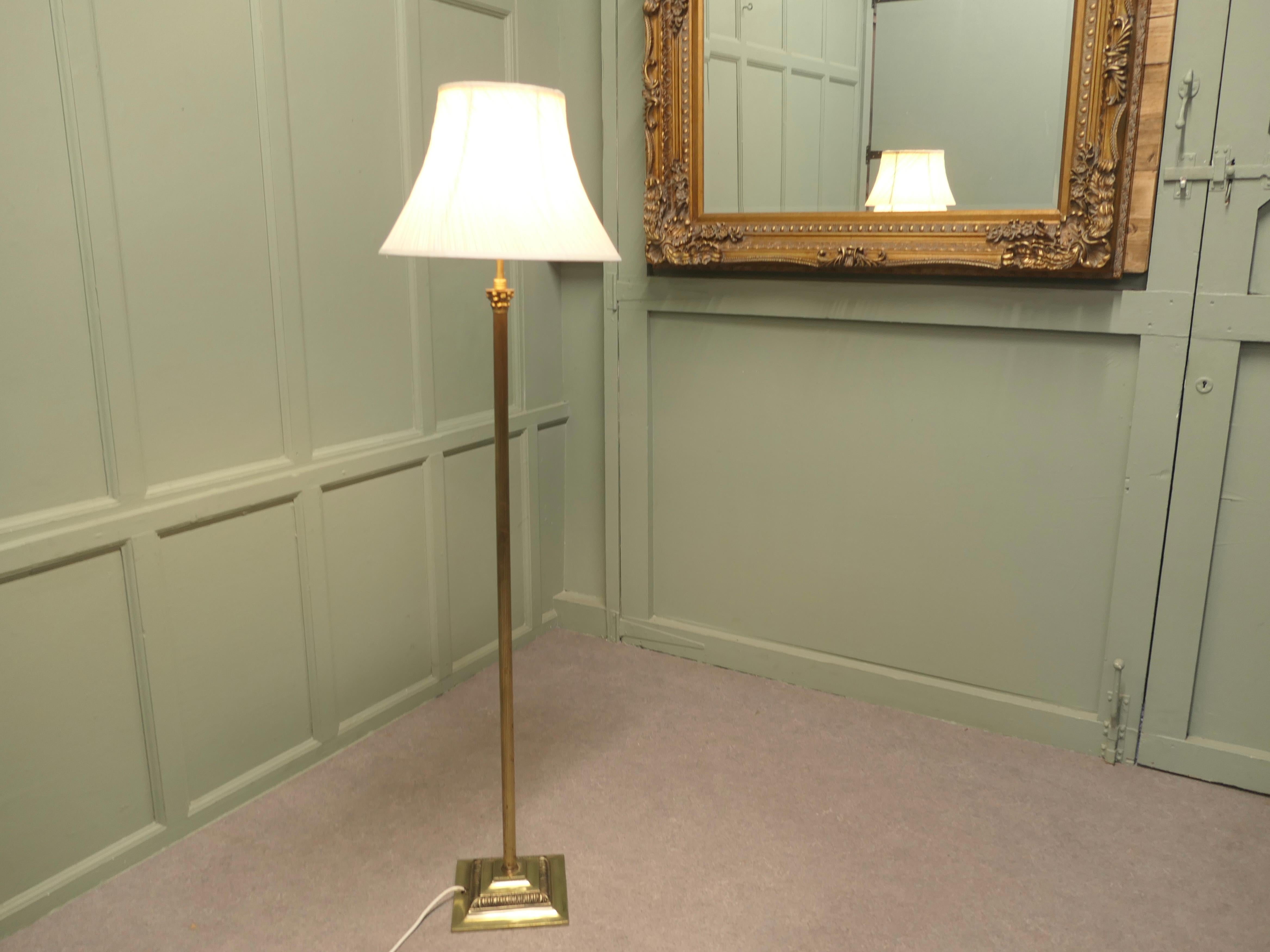 Petite colonne corinthienne en laiton Lampadaire d'un design ravissant en vente 1