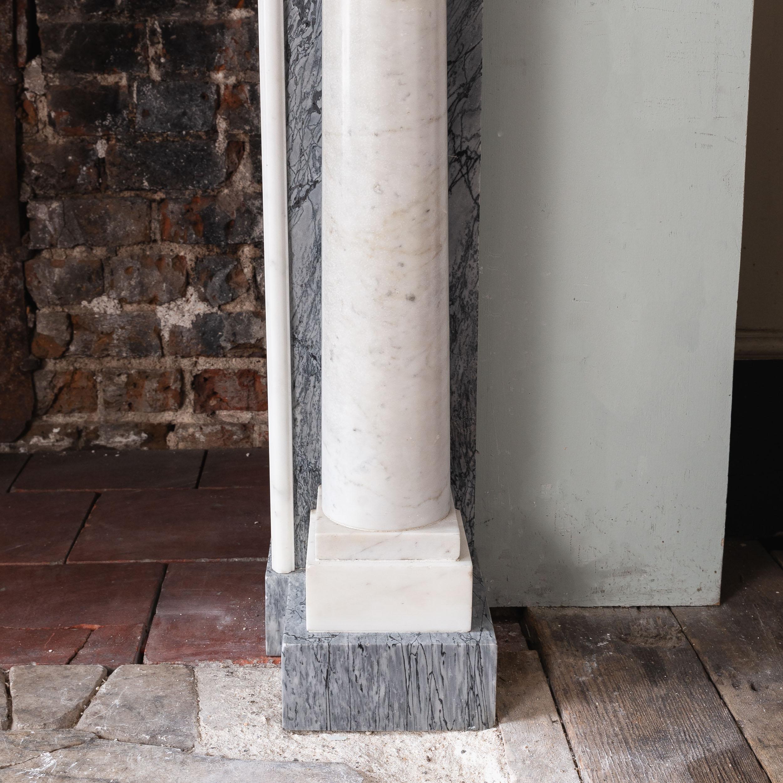 Petite cheminée anglaise à colonnes Regency en vente 5
