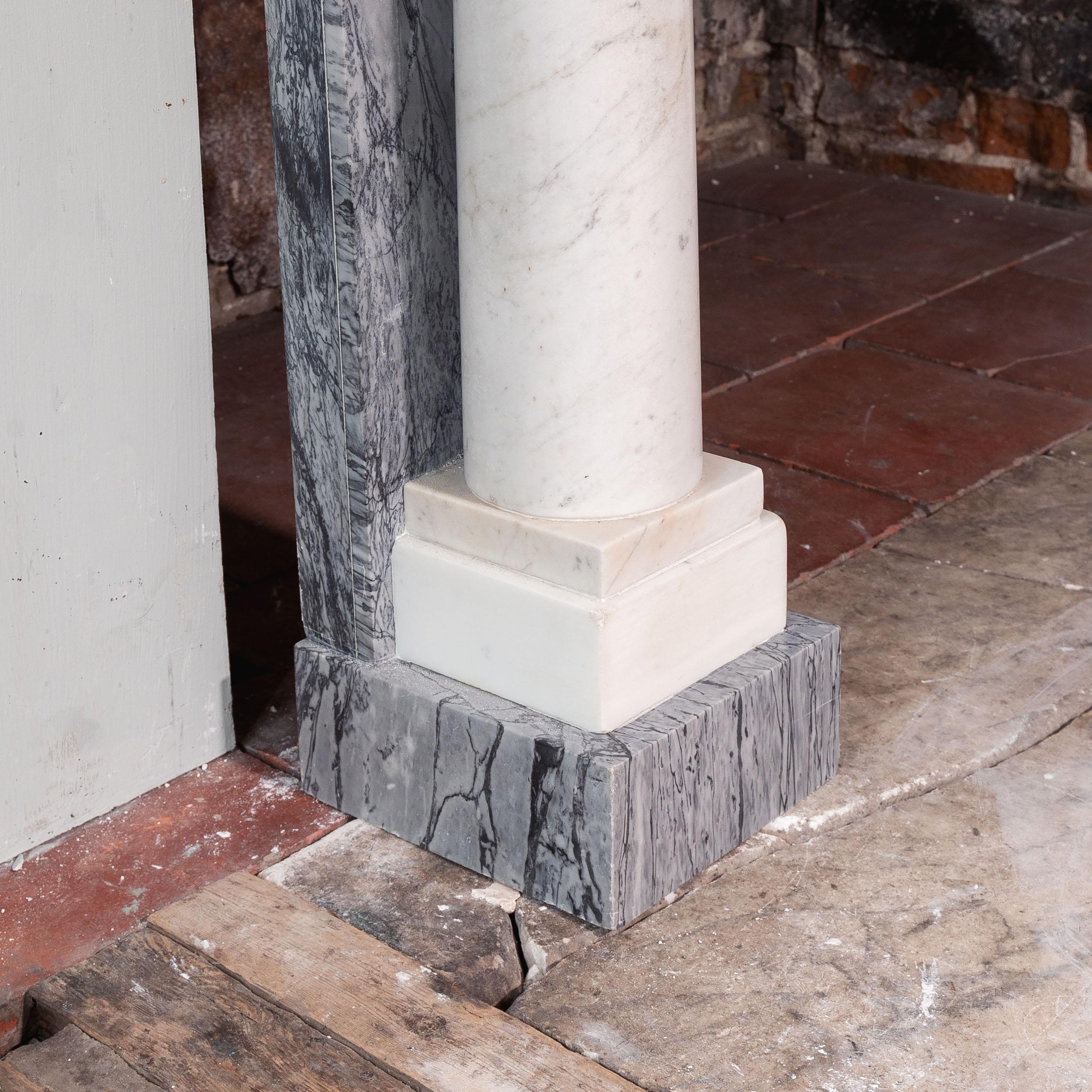 Petite cheminée anglaise à colonnes Regency en vente 3