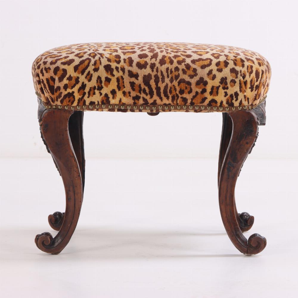 A petite Portugese carved walnut foot stool in the Rococo taste. Late 18th C. In Good Condition For Sale In Philadelphia, PA