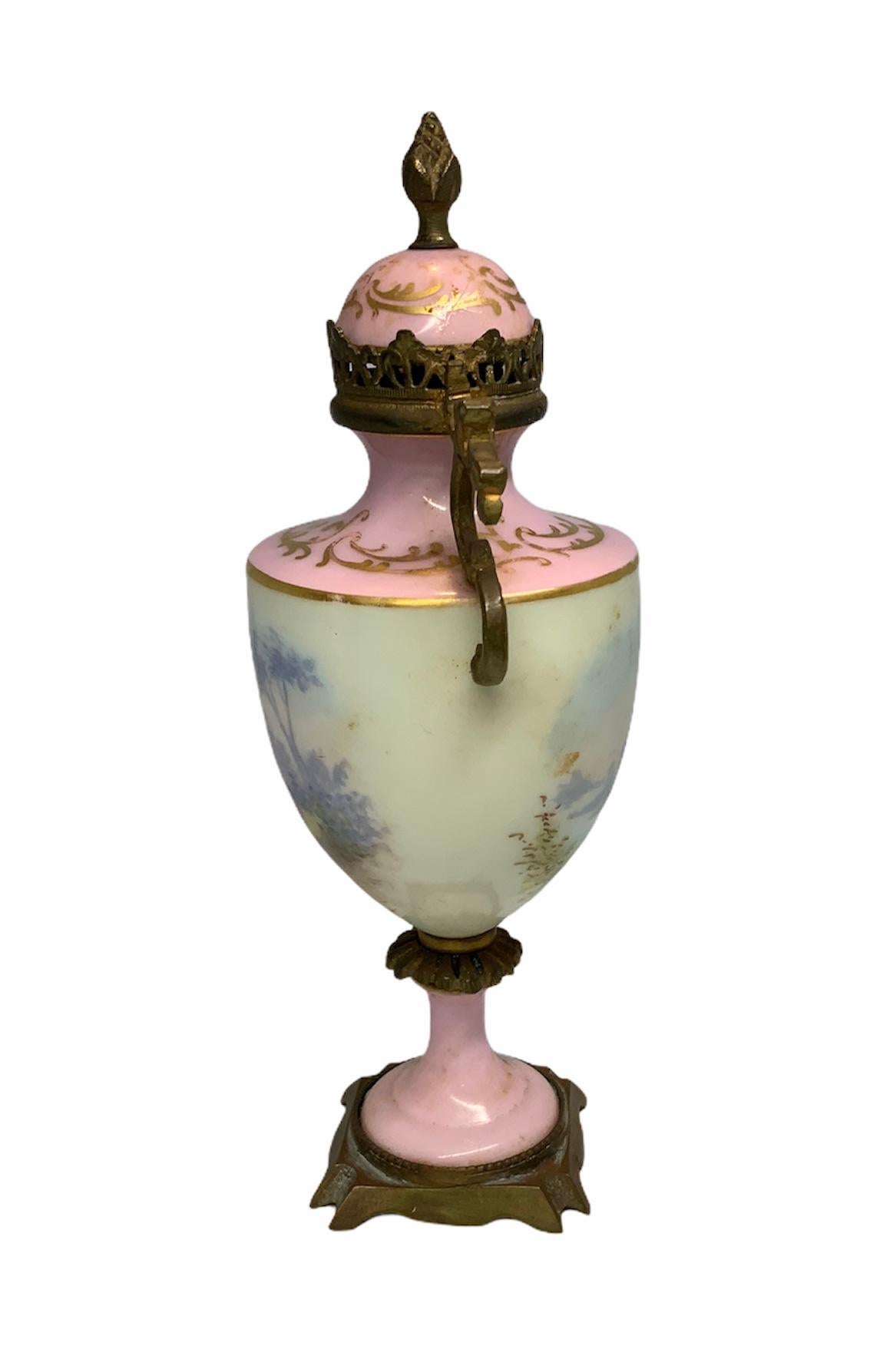 Rococo Petit vase-urne de Sèvres en porcelaine de Sèvres et bronze monté en bronze et bronze doré en vente