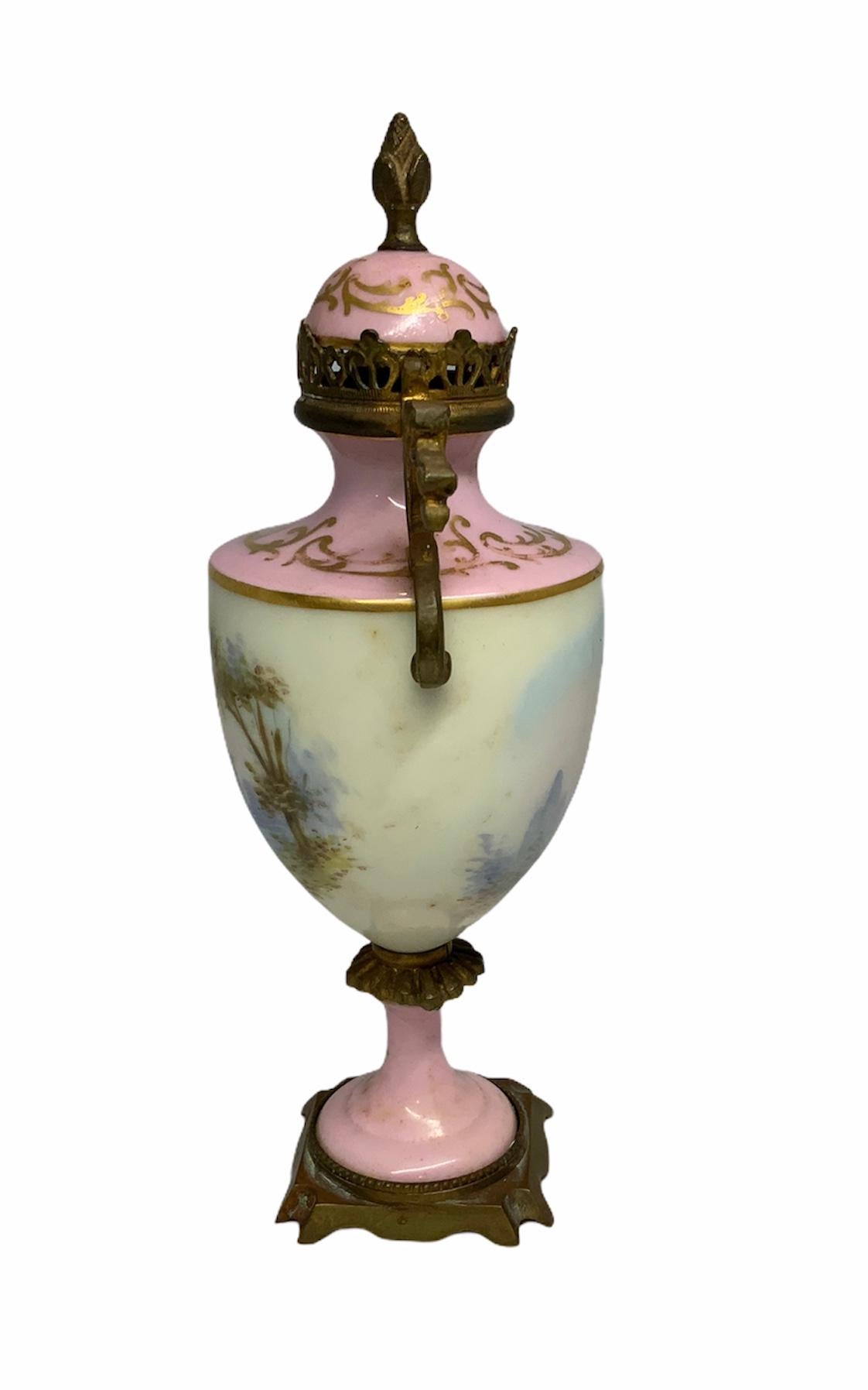 Peint à la main Petit vase-urne de Sèvres en porcelaine de Sèvres et bronze monté en bronze et bronze doré en vente
