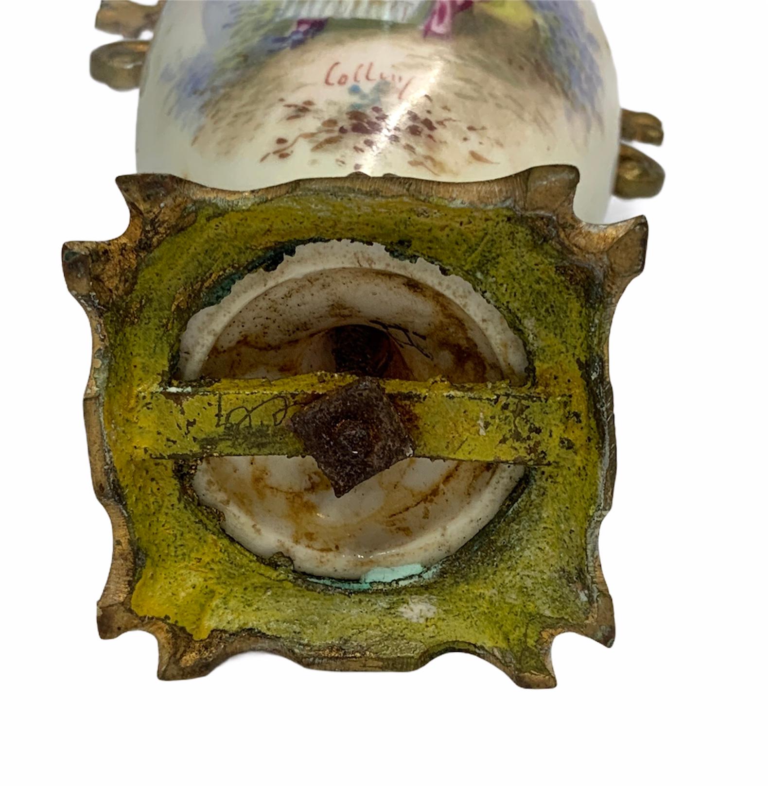 Porcelaine Petit vase-urne de Sèvres en porcelaine de Sèvres et bronze monté en bronze et bronze doré en vente